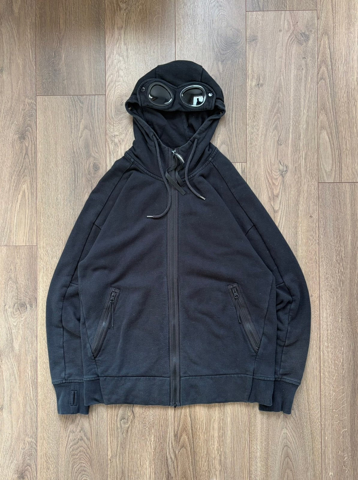 C.P. COMPANY GOGGLE VEST / FULL-ZIP HOODIE - ZWART - MAAT L, Ophalen of Verzenden, Zo goed als nieuw, Maat 52/54 (L), Zwart