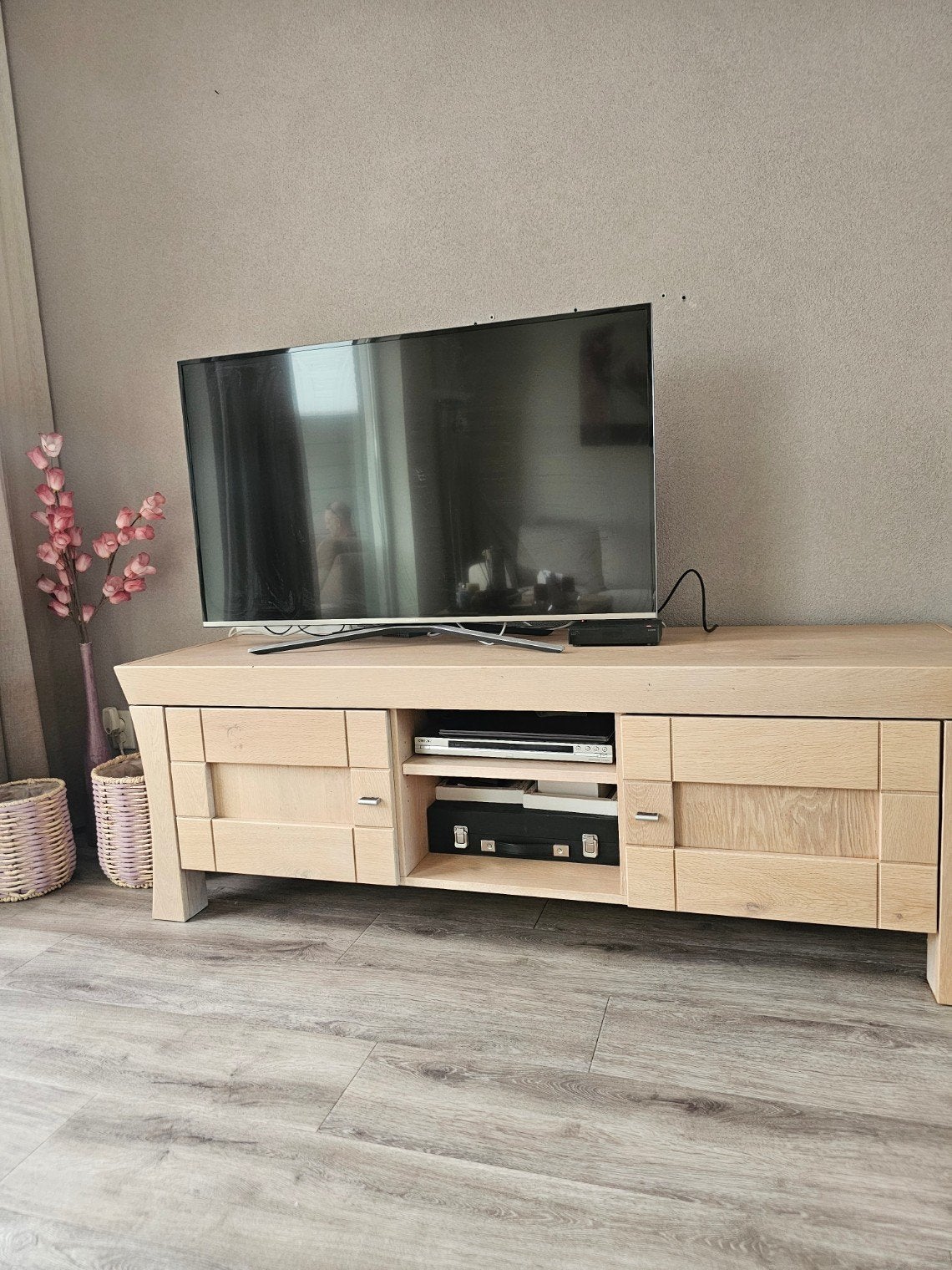 Stijlvol TV-meubel van eikenhout met opbergruimte, Ophalen, Gebruikt, Modern, functioneel, 150 tot 200 cm