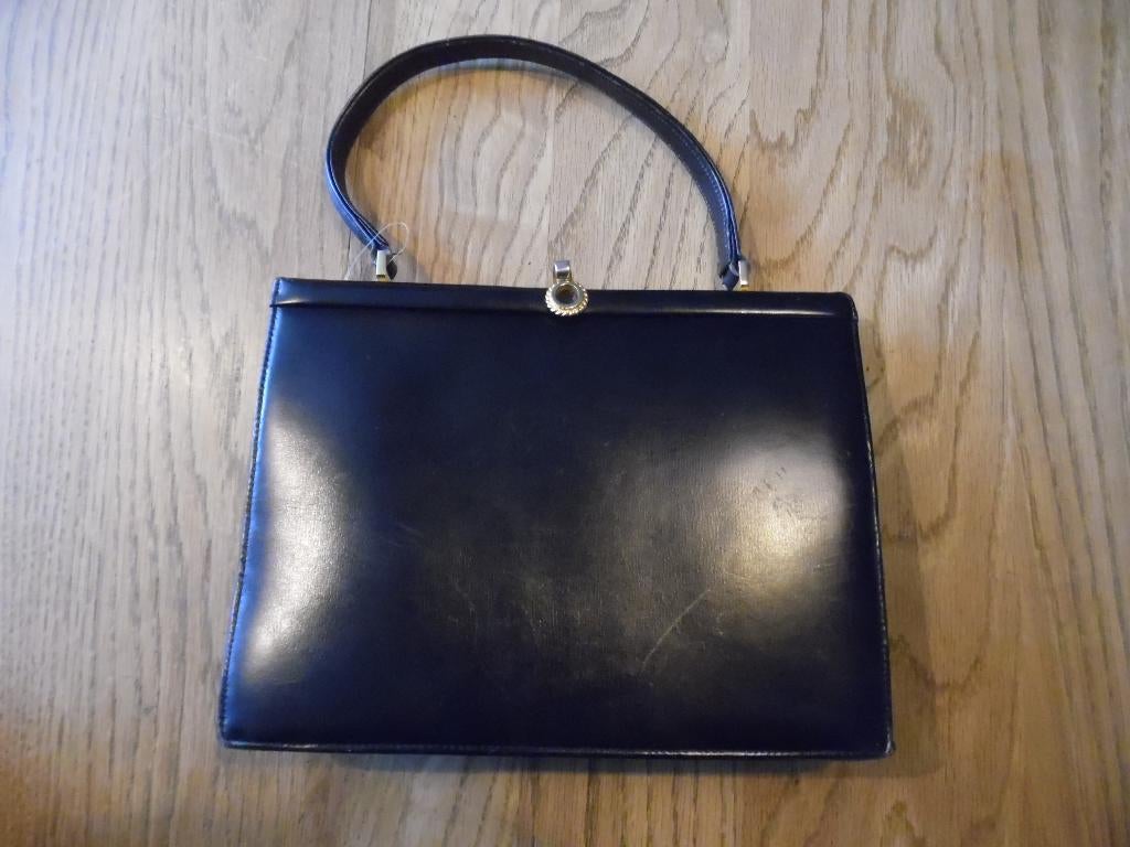 hand tas zwart leder klip sluiting 29-19 cm veel vakjes, Ophalen of Verzenden, Gebruikt, Zwart, Handtas