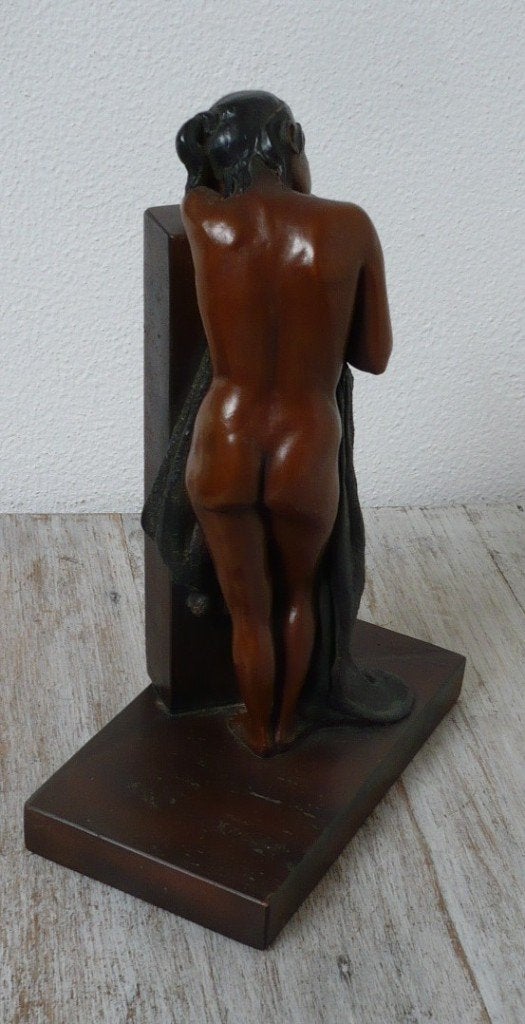 Beschilderd terracotta beeld van staande naakte jonge vrouw, Ophalen of Verzenden, 20 - 50 cm, Beeld, Natuurlijk materiaal