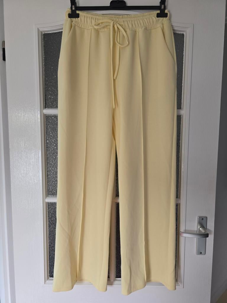 Nieuwe wide leg zacht geel 40 42 44, Geel, Maat 42/44 (L), Nieuw, Ophalen of Verzenden