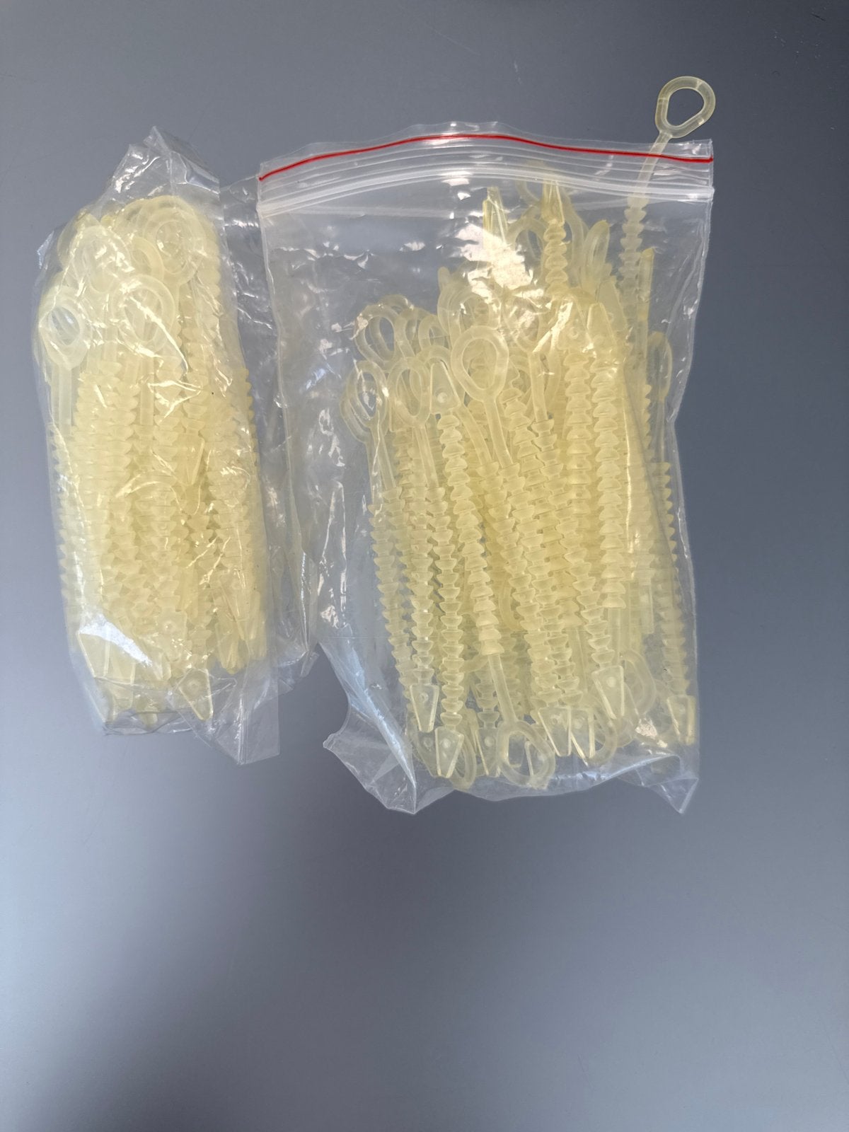 2 zakjes met gele plastic spiraalvormige stokjes, Hobby en Vrije tijd, Ophalen of Verzenden, Nieuw