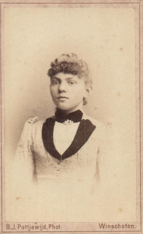 CDV - B. J. Pottjewijd - Winschoten -dame leuke jurk, Gebruikt, Foto, Klederdracht, Ophalen of Verzenden