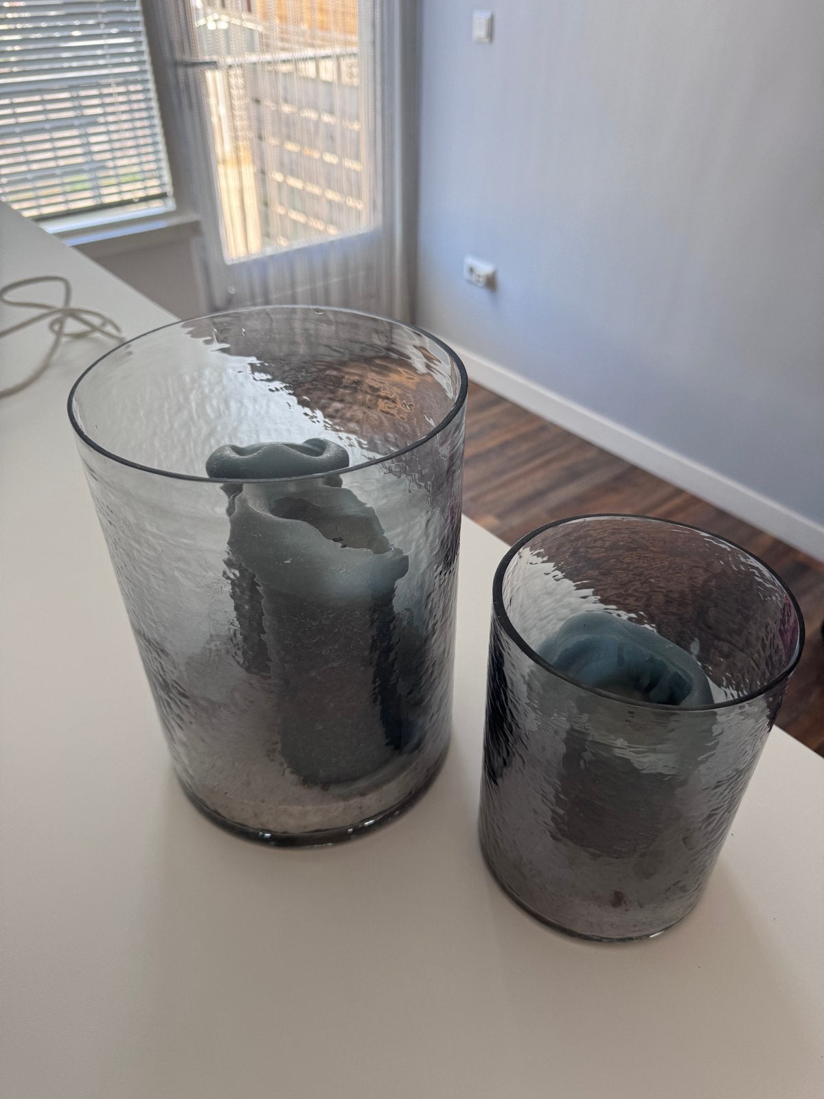 2 Windlichten met doos vol nieuwe kaarsen, Ophalen, Windlicht, Grijs, Glas
