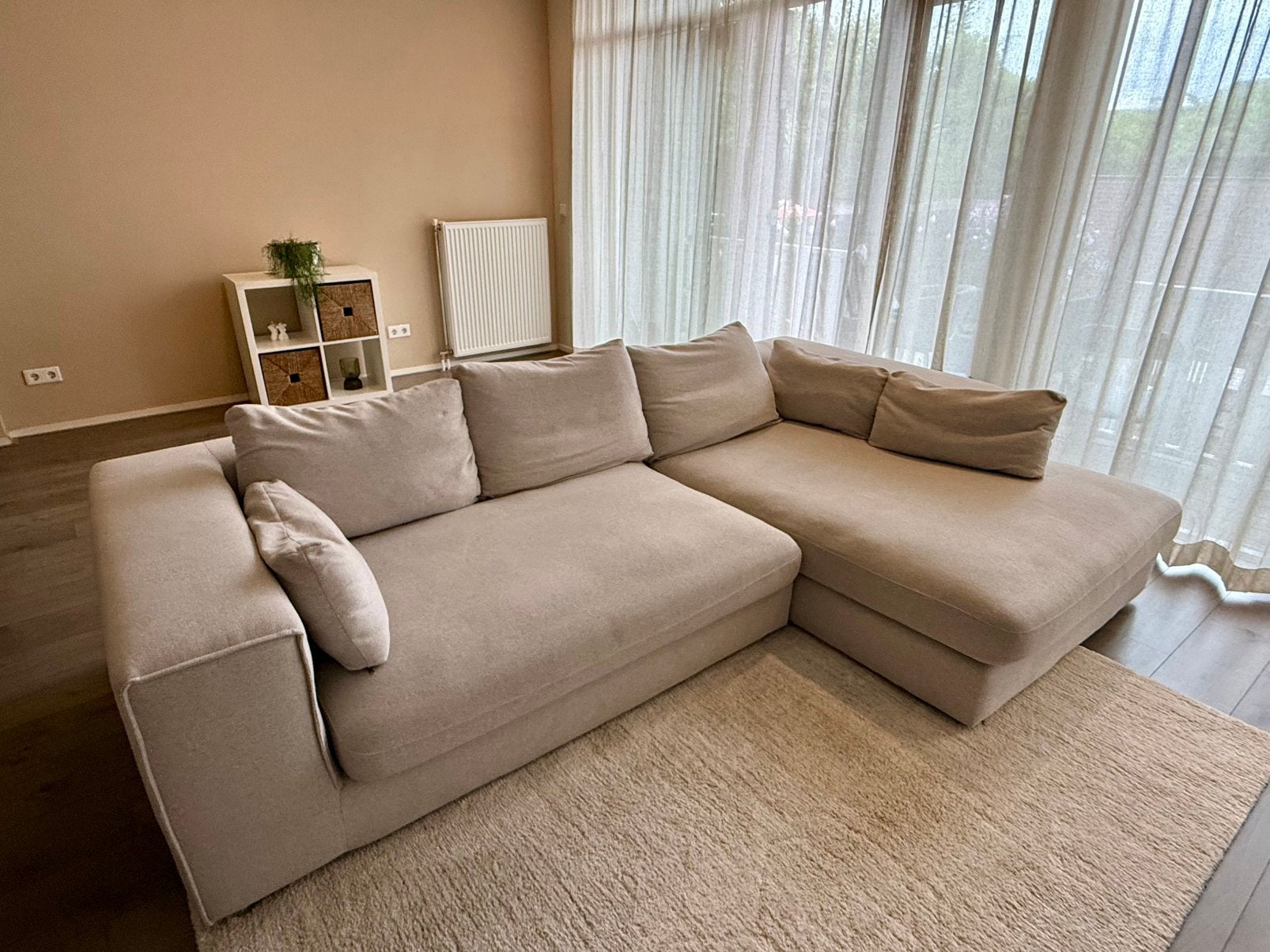 Moderne beige hoekbank (NOUS living), Ophalen, Zo goed als nieuw