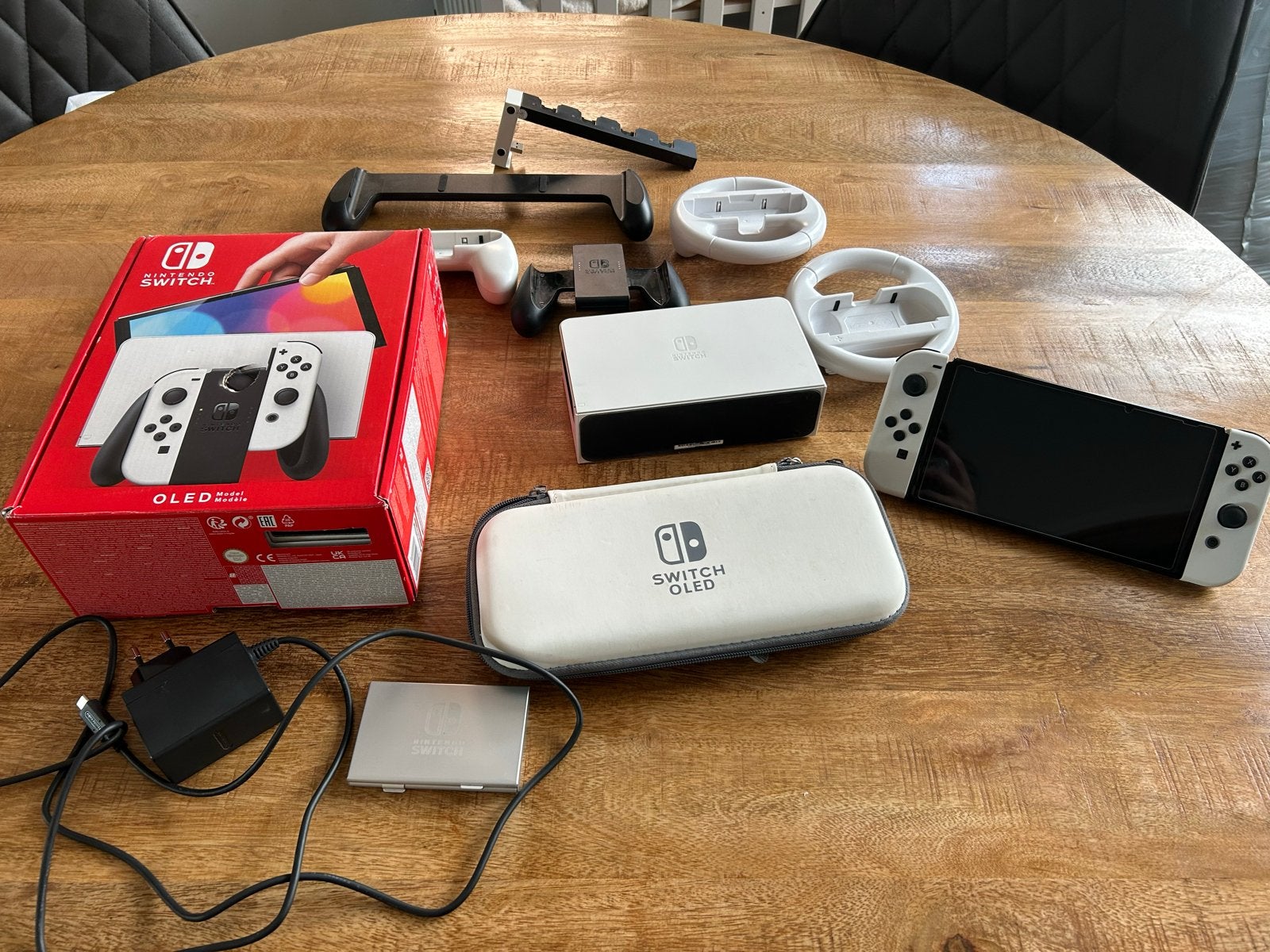 Nintendo Switch OLED Wit met accessoires en hoes, Ophalen of Verzenden, Zo goed als nieuw, Met 2 controllers, Switch OLED