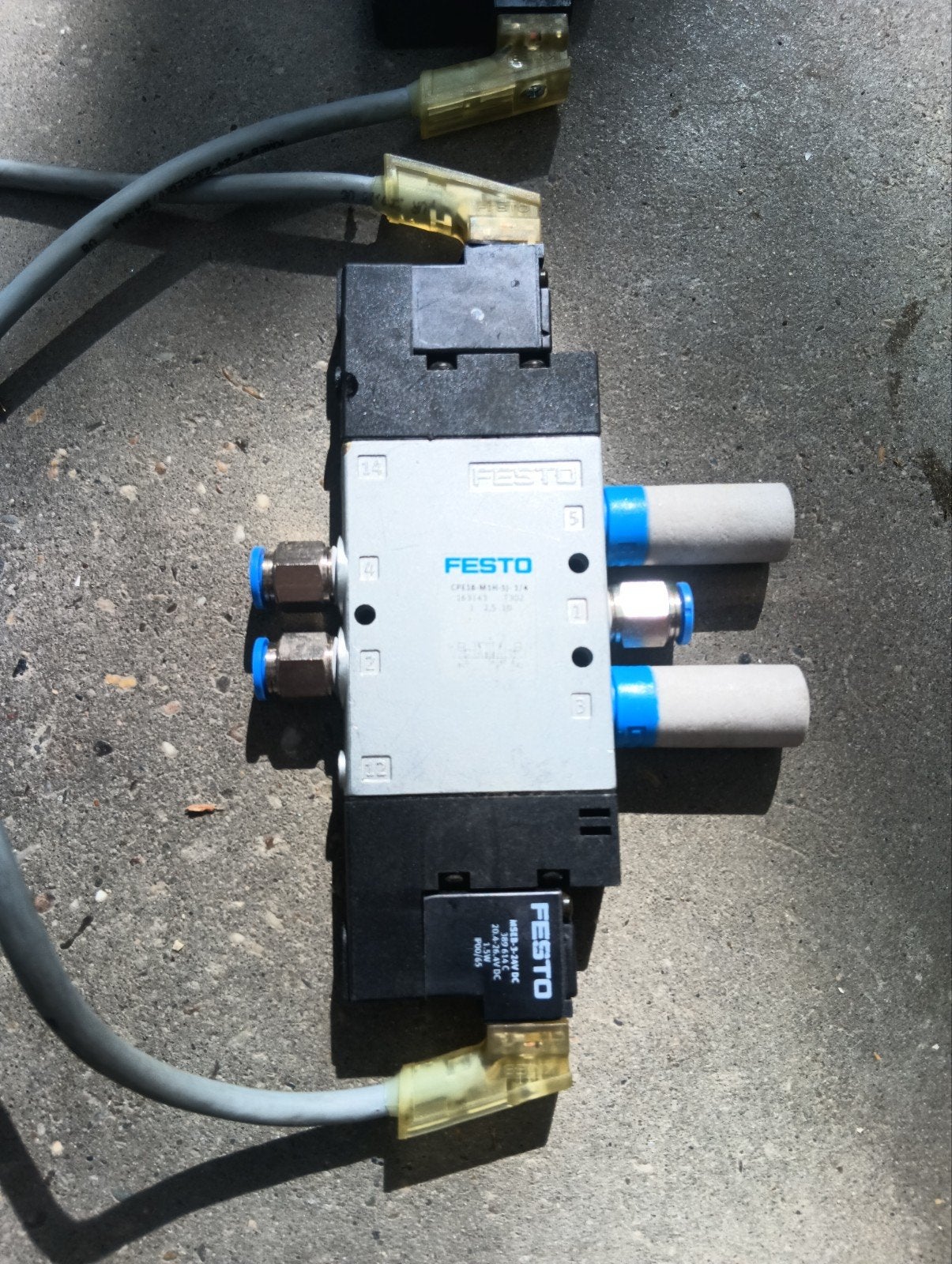 2x Festo CPE18-M1H-5J-1/4 Magneetventiel - Pneumatisch, Ophalen