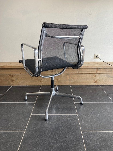 10 Vitra Eames EA 108 stoelen, aluminium, zwart netweave, Vitra, Gebruikt, Zwart, Design