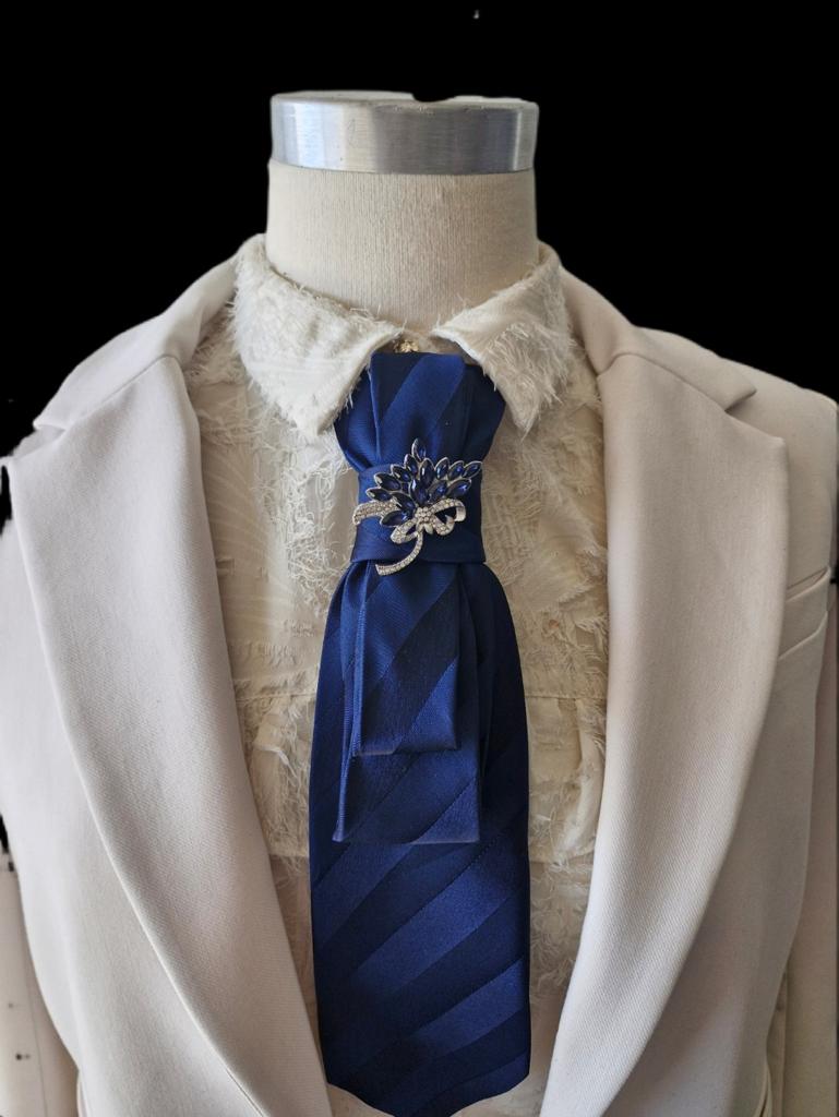 Donkerblauwe stropdas met broche, Kleding | Dames, Mutsen, Sjaals en Handschoenen, Ophalen of Verzenden, Zo goed als nieuw
