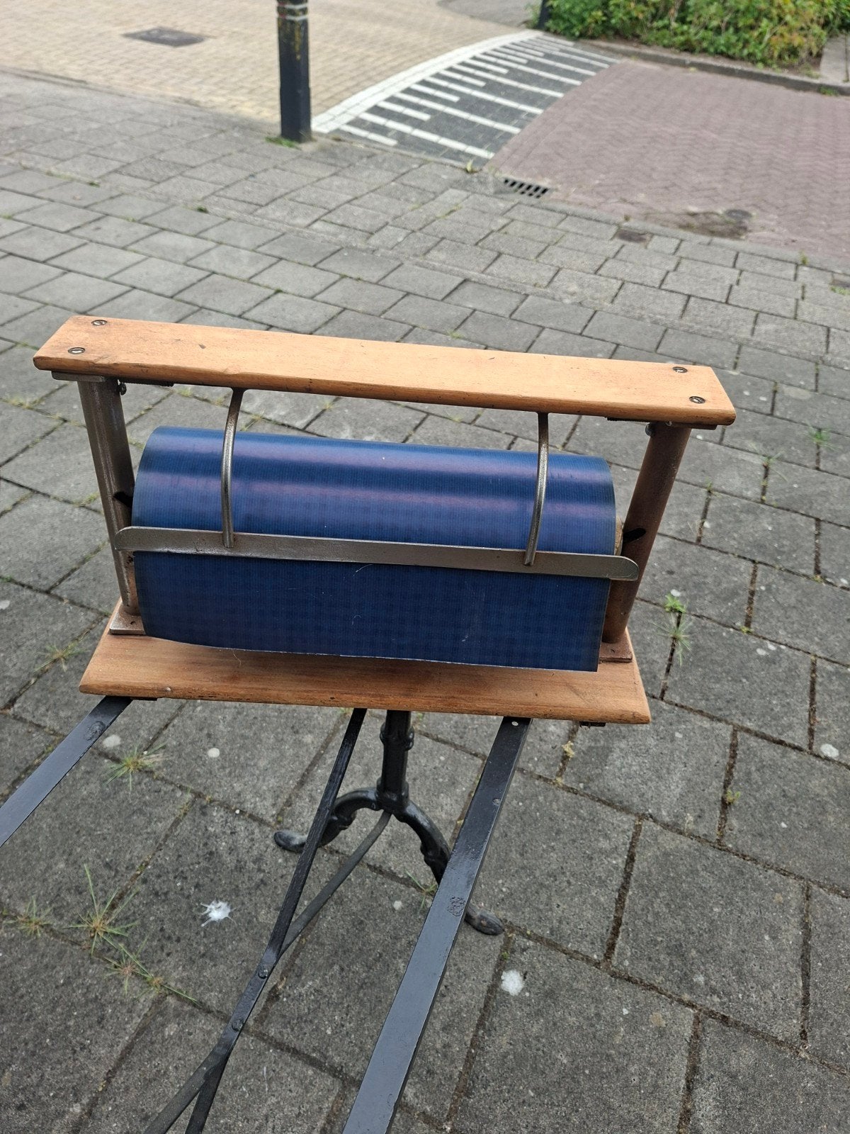 Oude papier rolhouder. Met rol papier, Ophalen