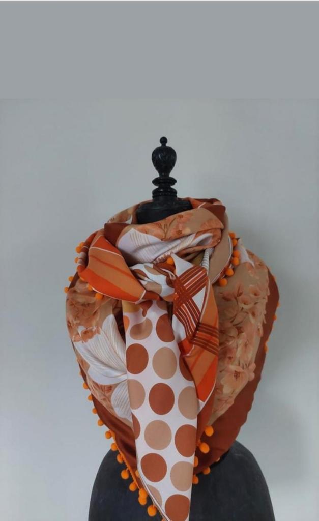 Shawl Omslagdoek Handmade Mucho Gusto style, Pompons, L, Ophalen of Verzenden, Sjaal