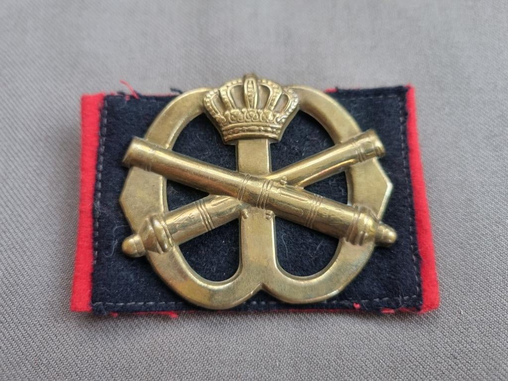 Baretembleem korps Veldartillerie (zie omschrijving), Verzamelen, Ophalen of Verzenden, Landmacht, Nederland, Embleem of Badge