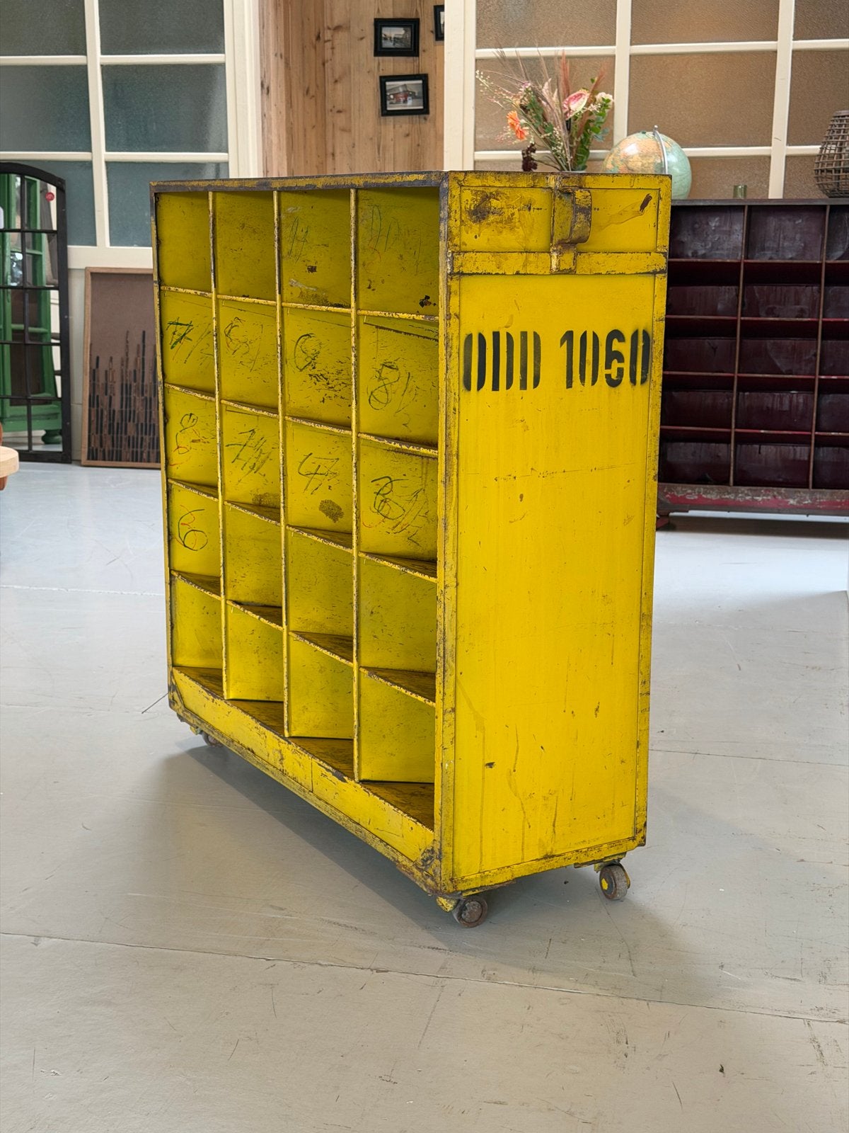 Vintage schoenenkast | Vakkenkast met wielen | Industrieel, Huis en Inrichting, Kasten | Schoenenkasten, Ophalen of Verzenden