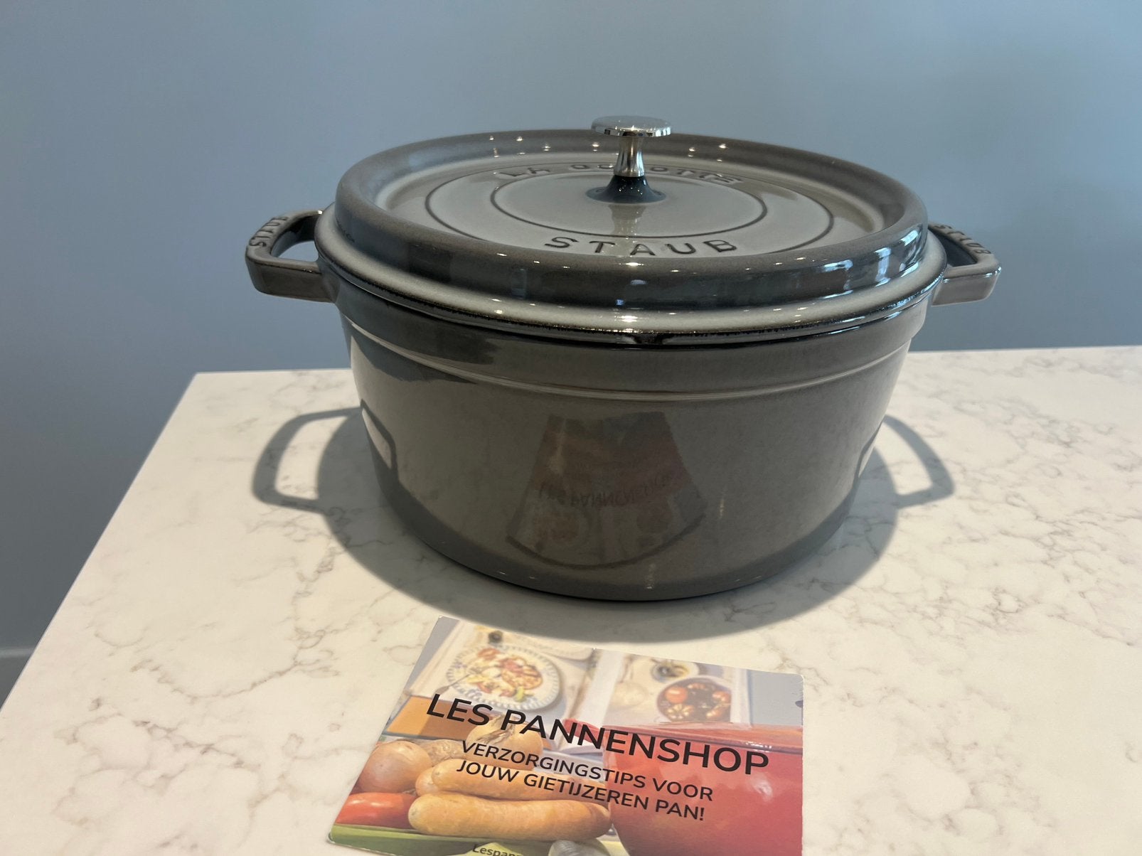 Staub La Cocotte 28 cm Grafiet grijs in goede staat, Gebruikt, Met handvatten, Ophalen of Verzenden, Staub
