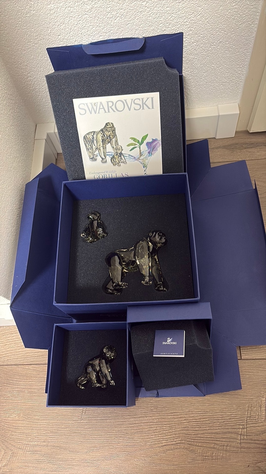 Swarovski jaarstuk 2009 Gorilla met beide jongen, Ophalen of Verzenden, Zo goed als nieuw, Figuurtje