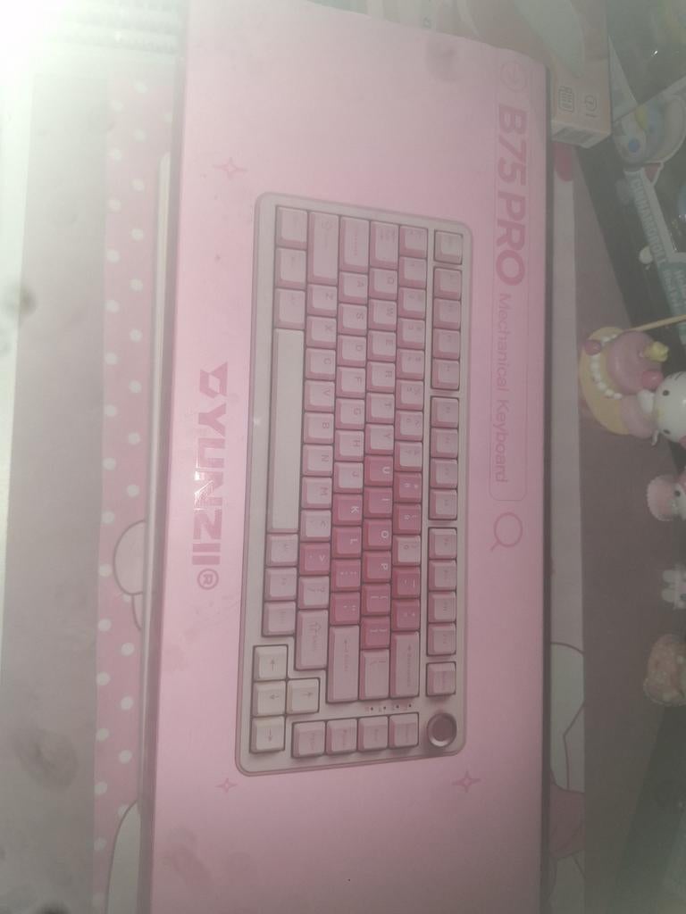 Yunzii Roze Gaming Toetsenbord + Extra Keycaps, Computers en Software, Toetsenborden, Ophalen, Gaming toetsenbord, Nieuw, Draadloos