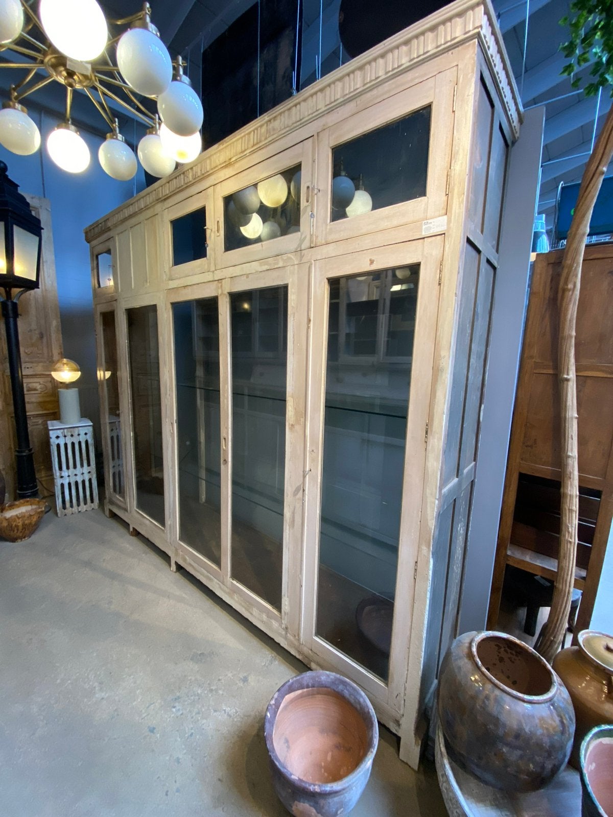 Unieke antieke wandkast met beige patina, Ophalen of Verzenden, Gebruikt, Beige, Hout