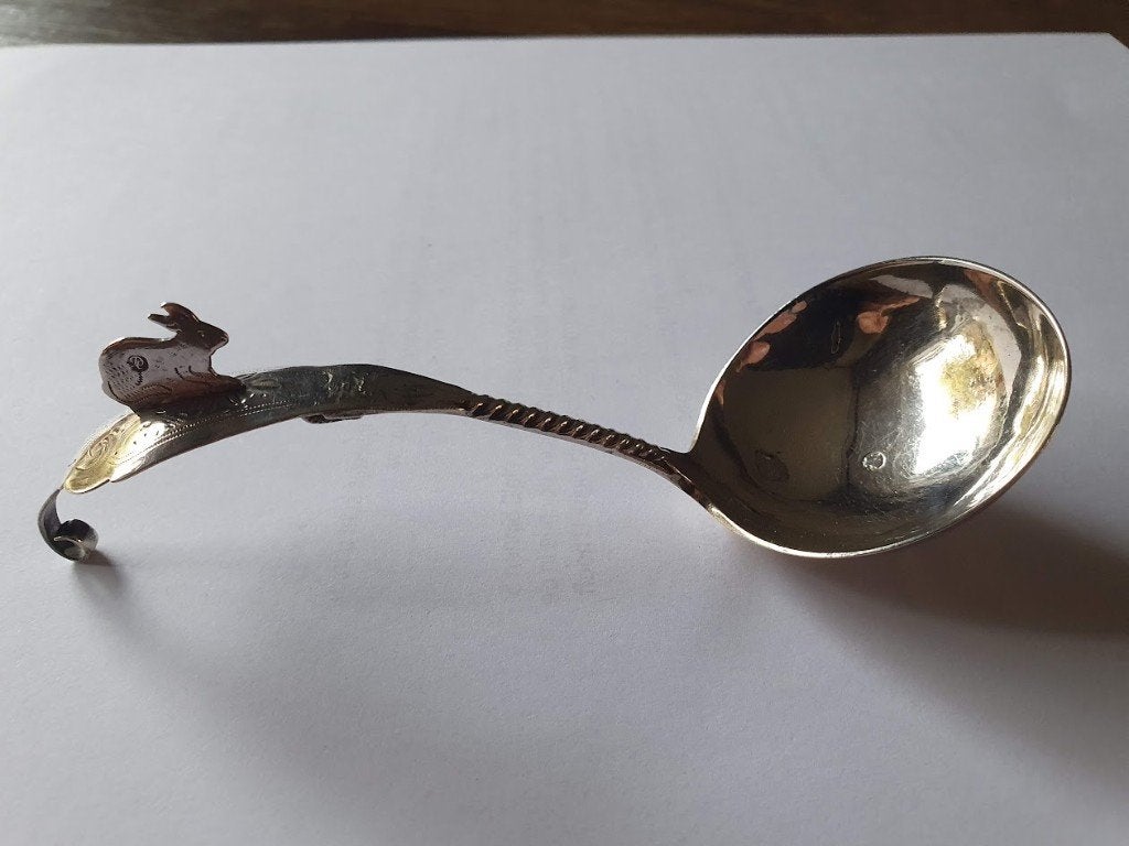 Zilveren roomlepel / sauslepel met konijntje, Ophalen of Verzenden, Zilver