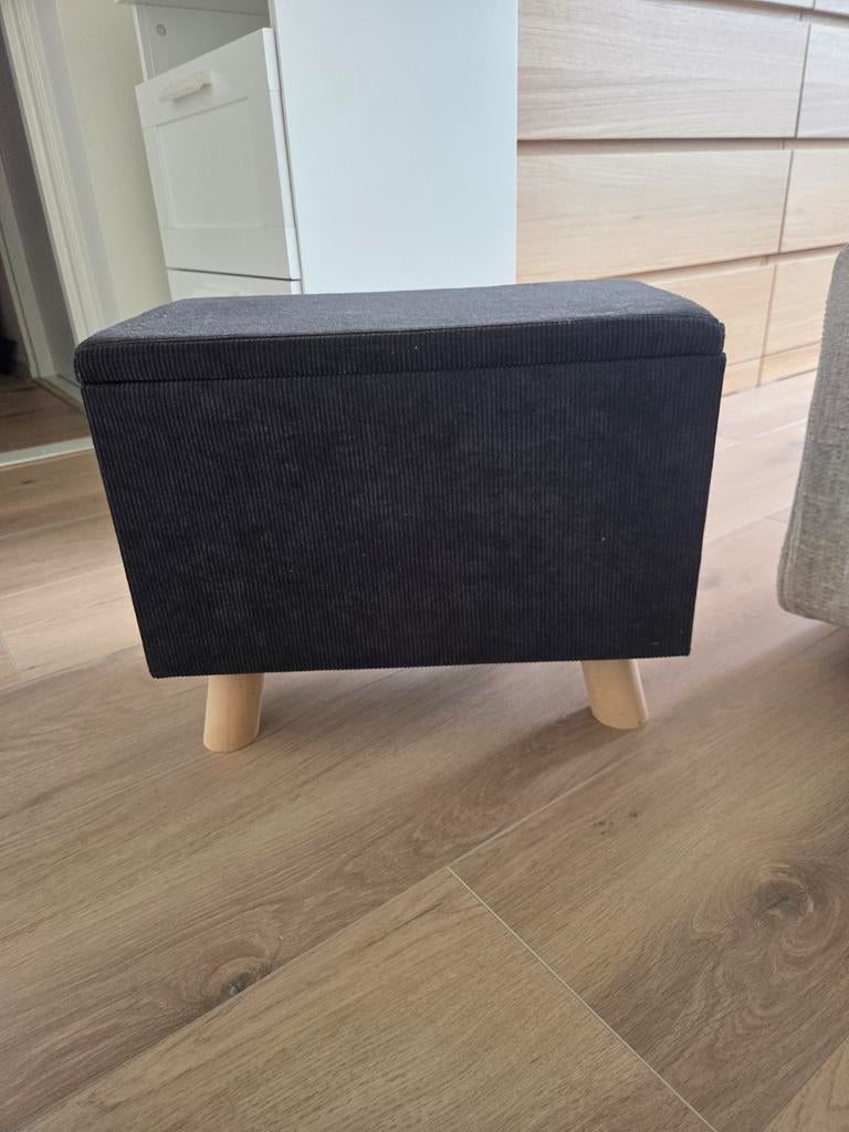 Kleine poef met opbergruimte, Huis en Inrichting, Banken | Voetenbanken en Poefen, Ophalen, Minder dan 50 cm, Gebruikt, Minder dan 50 cm
