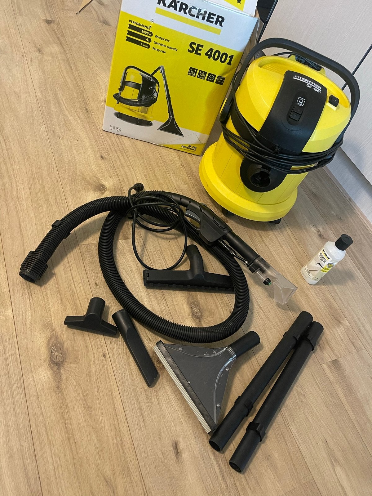 Kärcher SE 4001 Tapijt/Interieurreiniger - Complete Set, Kärcher, Geschikt voor harde vloeren, Zo goed als nieuw, Reservoir
