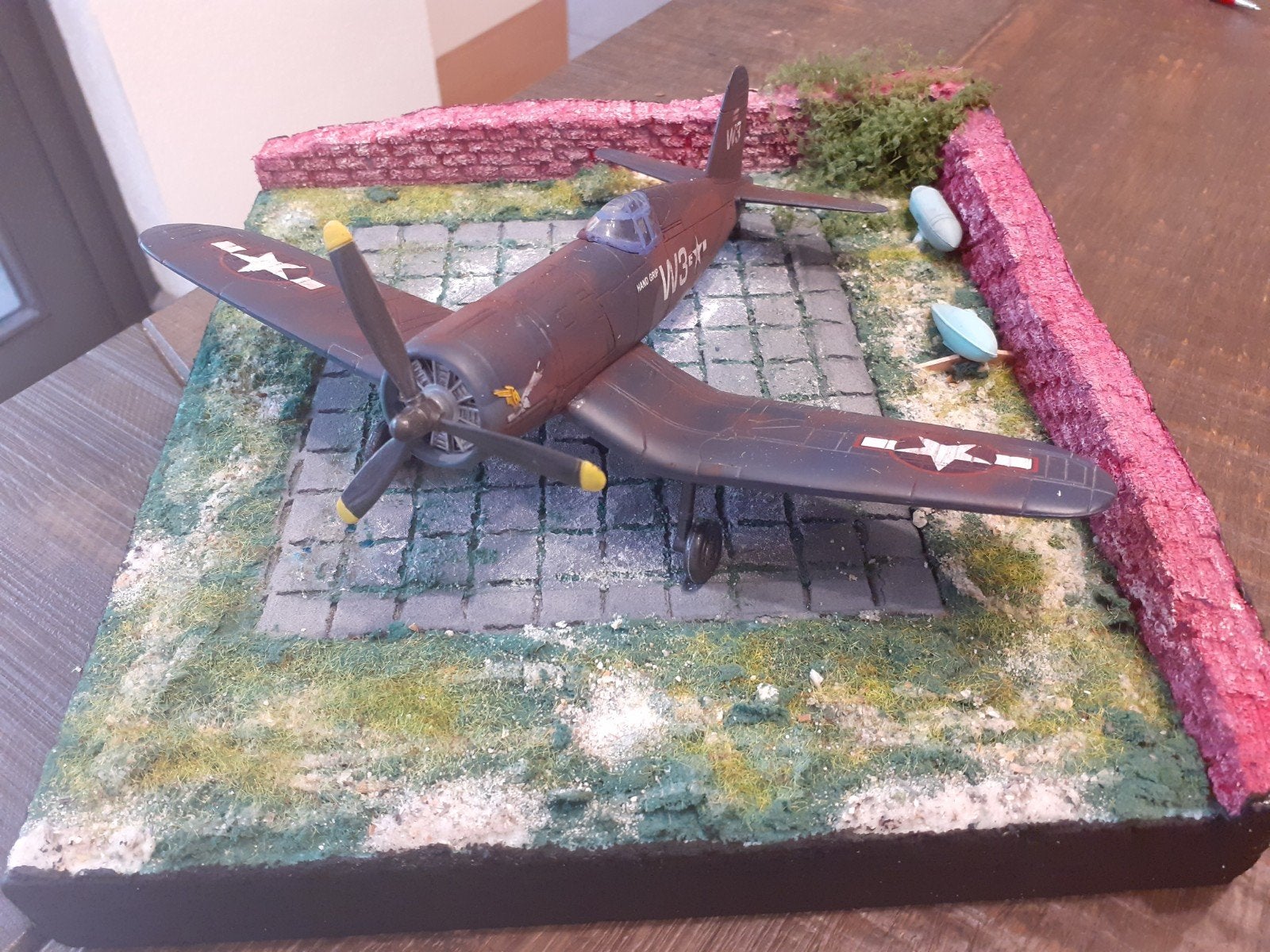 Diorama WO2 Vliegtuig met werkend motortje, Ophalen of Verzenden, Gebruikt, Groter dan 1:35, Diorama