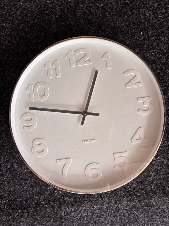 Karlsson wandklok wit met zilveren rand - Modern design, Wit, Analoog, Werkt op batterijen, Ophalen of Verzenden