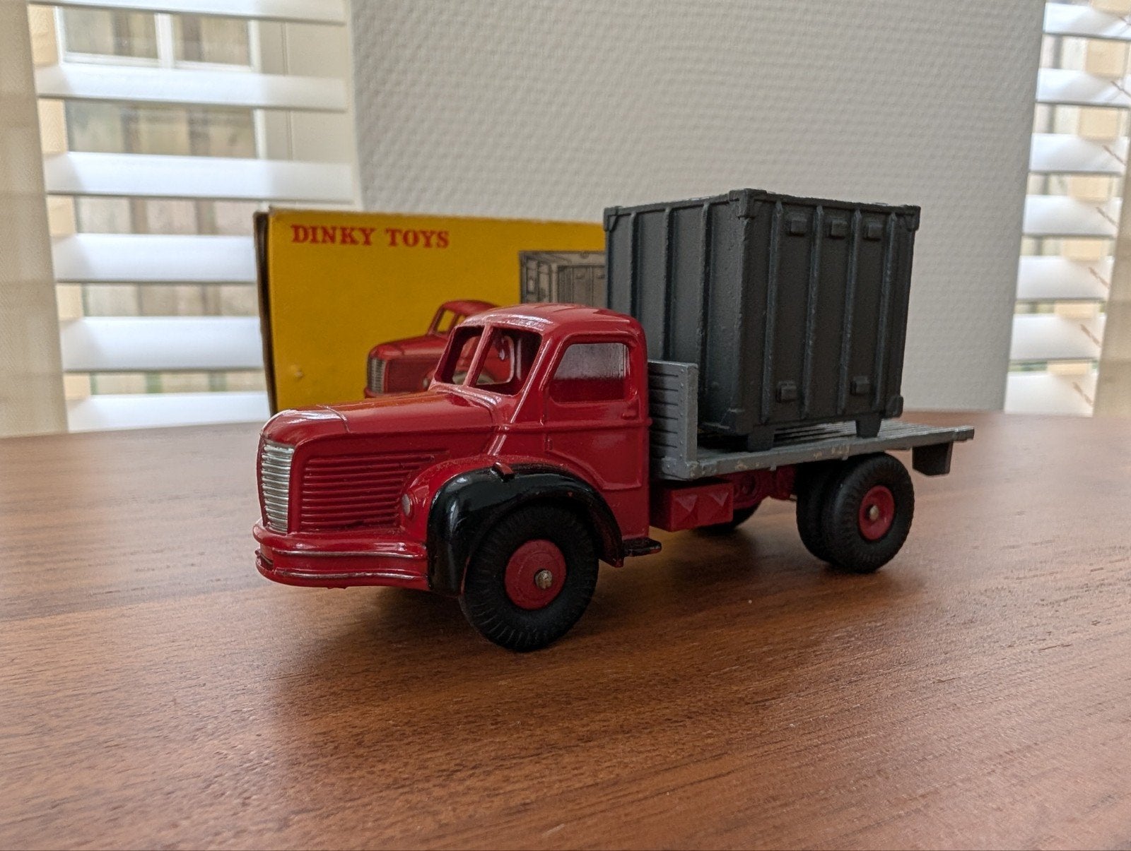 Vintage Franse Dinky Toys 34B Berliet Plateau met Container, Ophalen of Verzenden, Nieuw, Bus of Vrachtwagen, Dinky Toys