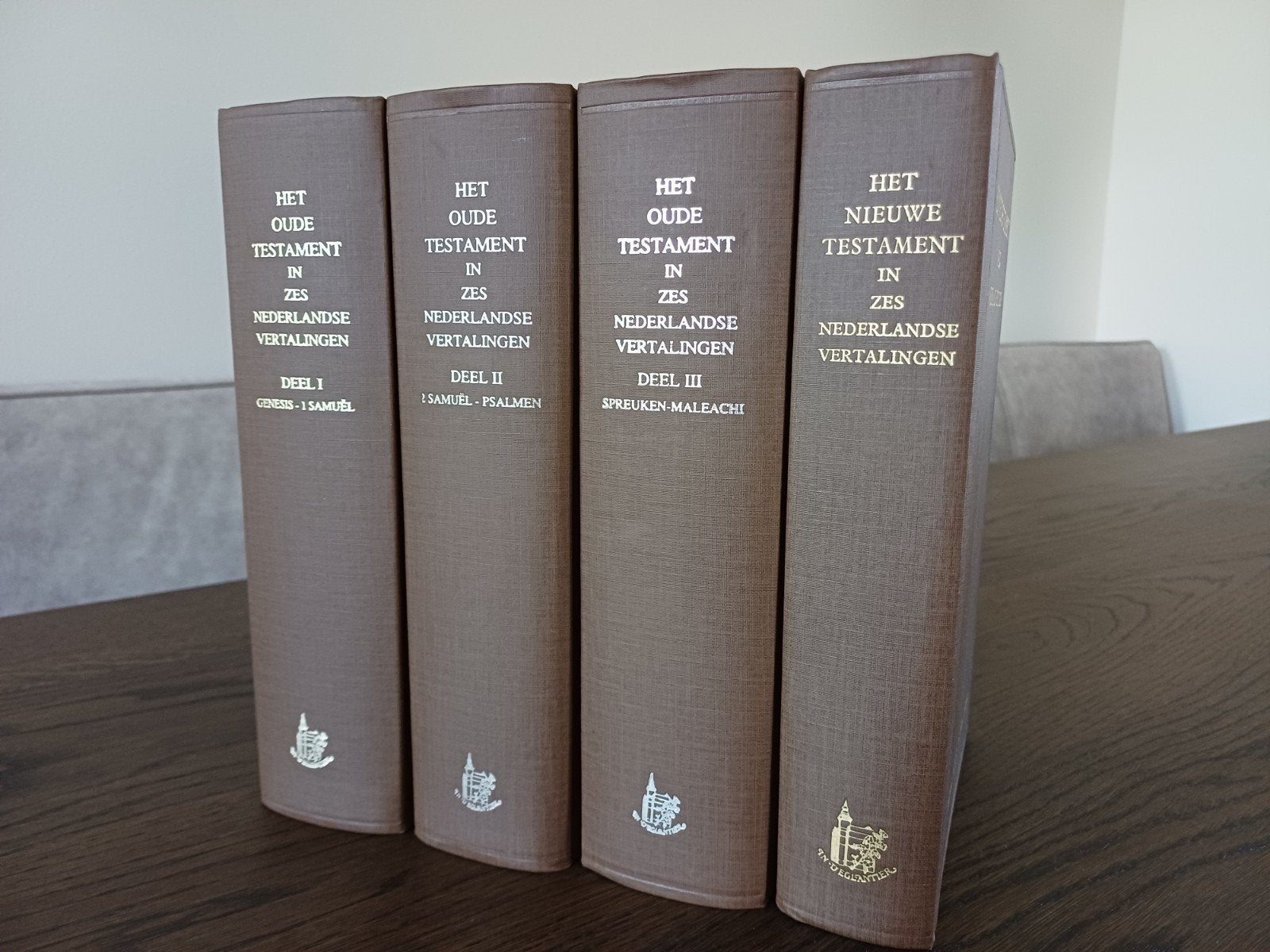 Het Oude en Nieuwe Testament in zes Nederlandse vertalingen, Ophalen of Verzenden, Gelezen, Diverse, Christendom | Protestants