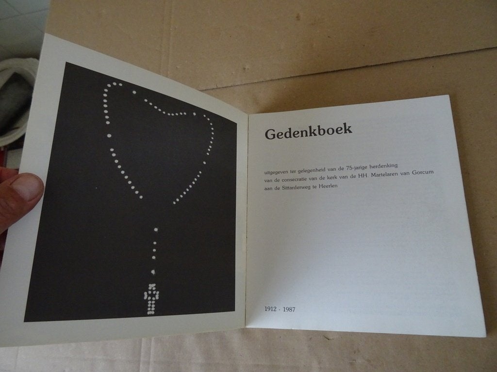 Gedenkboek Kerk van de HH. Martelaren van Gorcum Heerlen, Boeken, Christendom | Katholiek, Ophalen of Verzenden, Onbekend, Gelezen