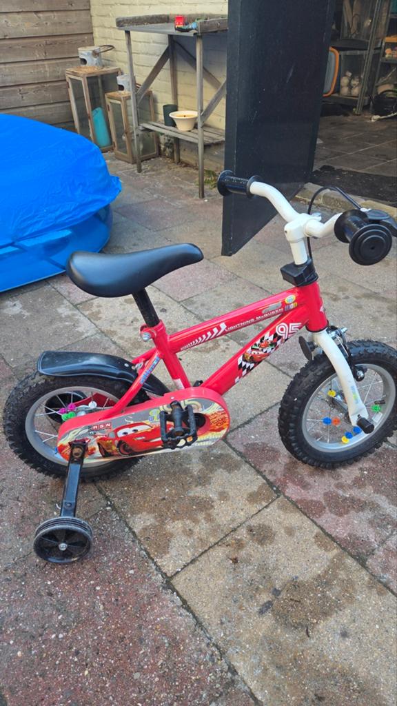 Kinderfiets Cars met zijwieltjes, Fietsen en Brommers, Fietsen | Kinderfietsjes, Ophalen, Terugtraprem, Zijwieltjes, Gebruikt