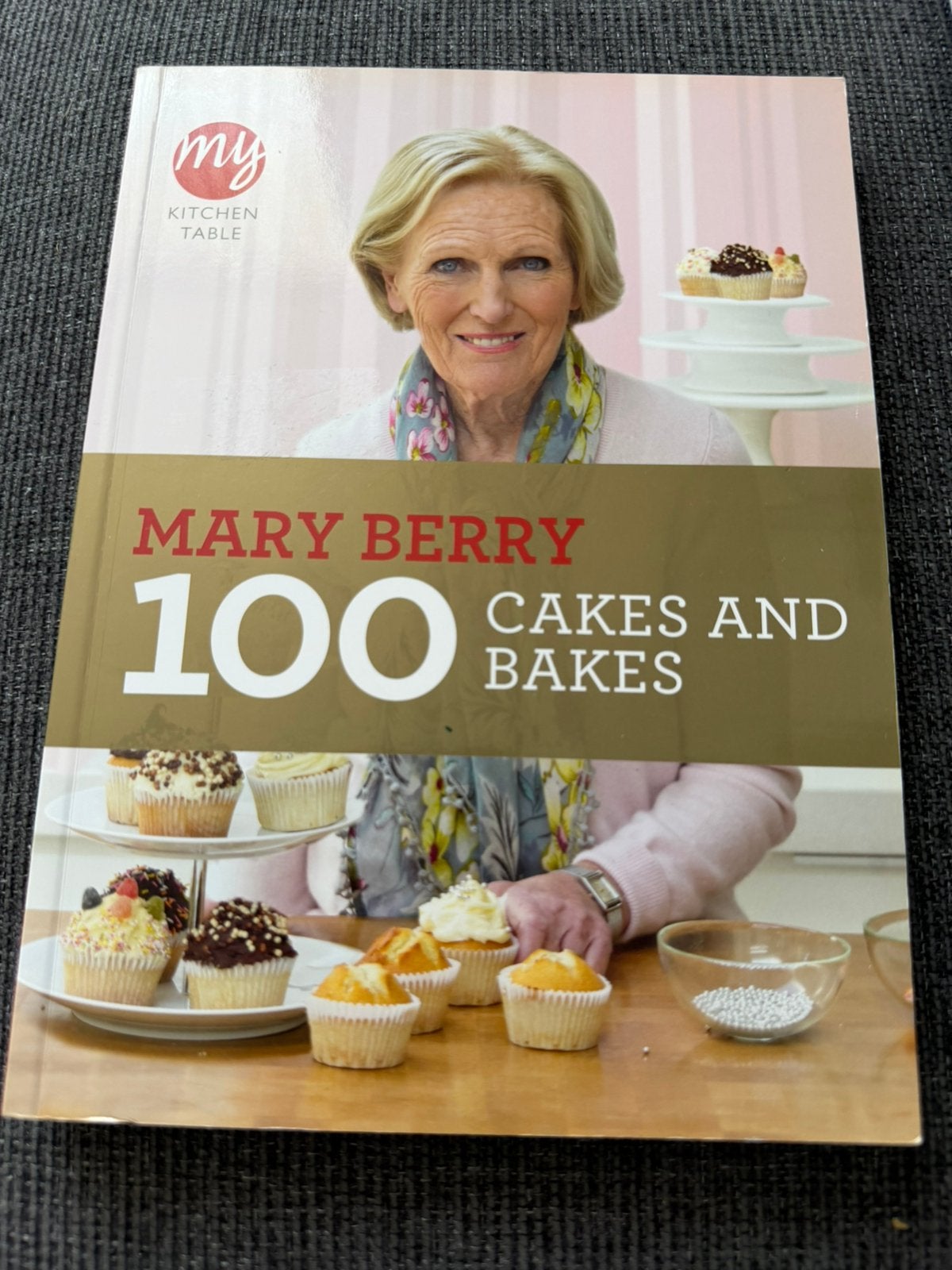 Mary Berry  100 Cakes and Bakes  nu slechts 4 euro, Ophalen of Verzenden, Zo goed als nieuw