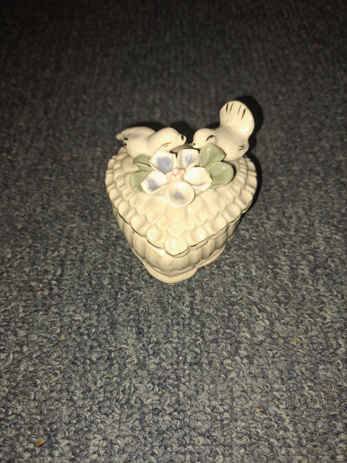 Hartvormig Doosje met Duifjes en Bloemen - Keramiek, Gebruikt, Ophalen of Verzenden, Klassiek, Wit