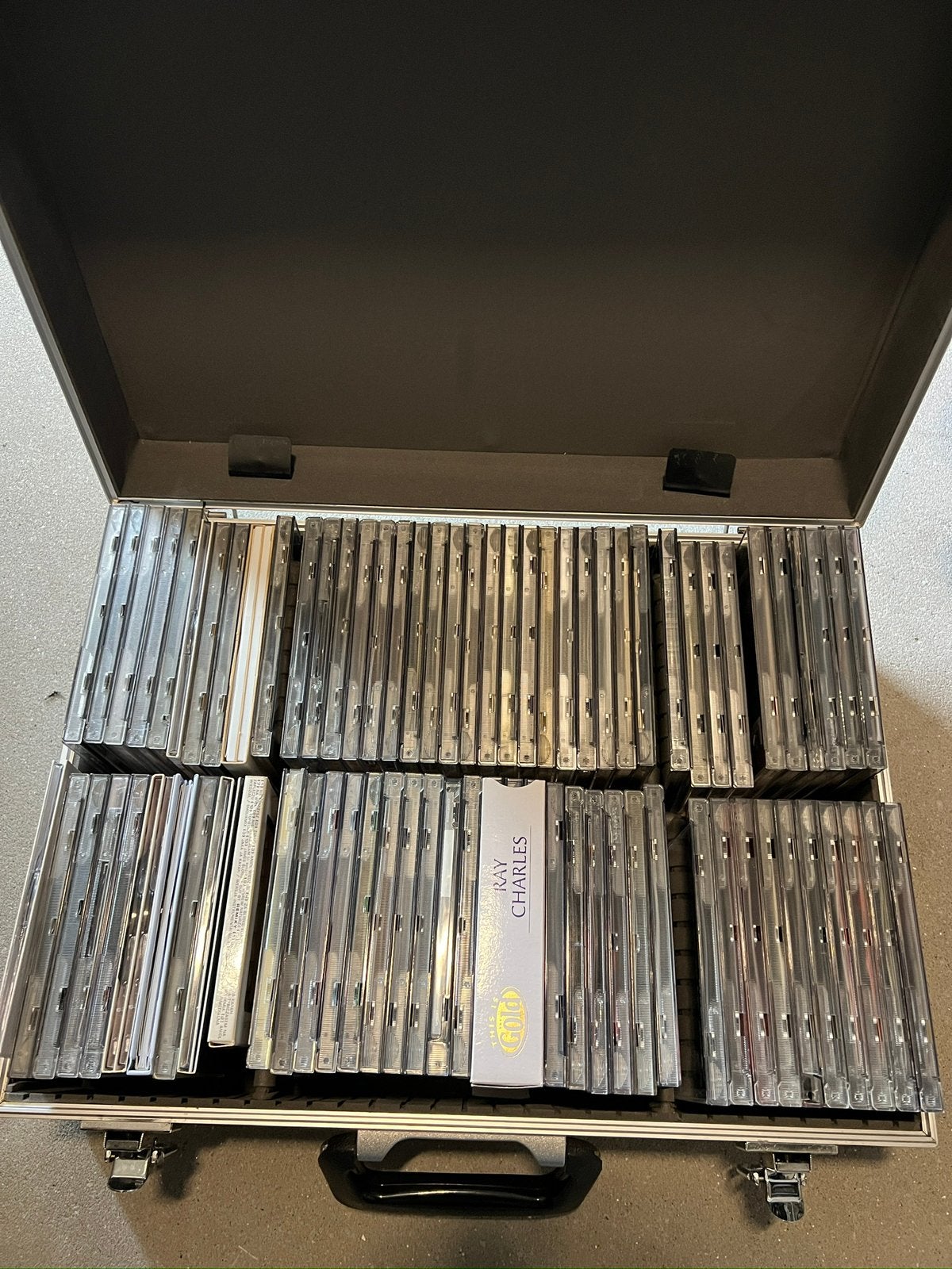 Meer dan 70 muziek Cd’s (rock/jazz/pop/R’n’B) in luxe koffer, Ophalen, Zo goed als nieuw