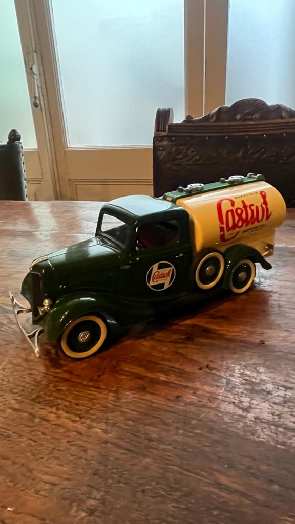CASTROL MOTOR OIL 1936 FORD V8 TANKER 1:18 Solido, Ophalen of Verzenden, Gebruikt