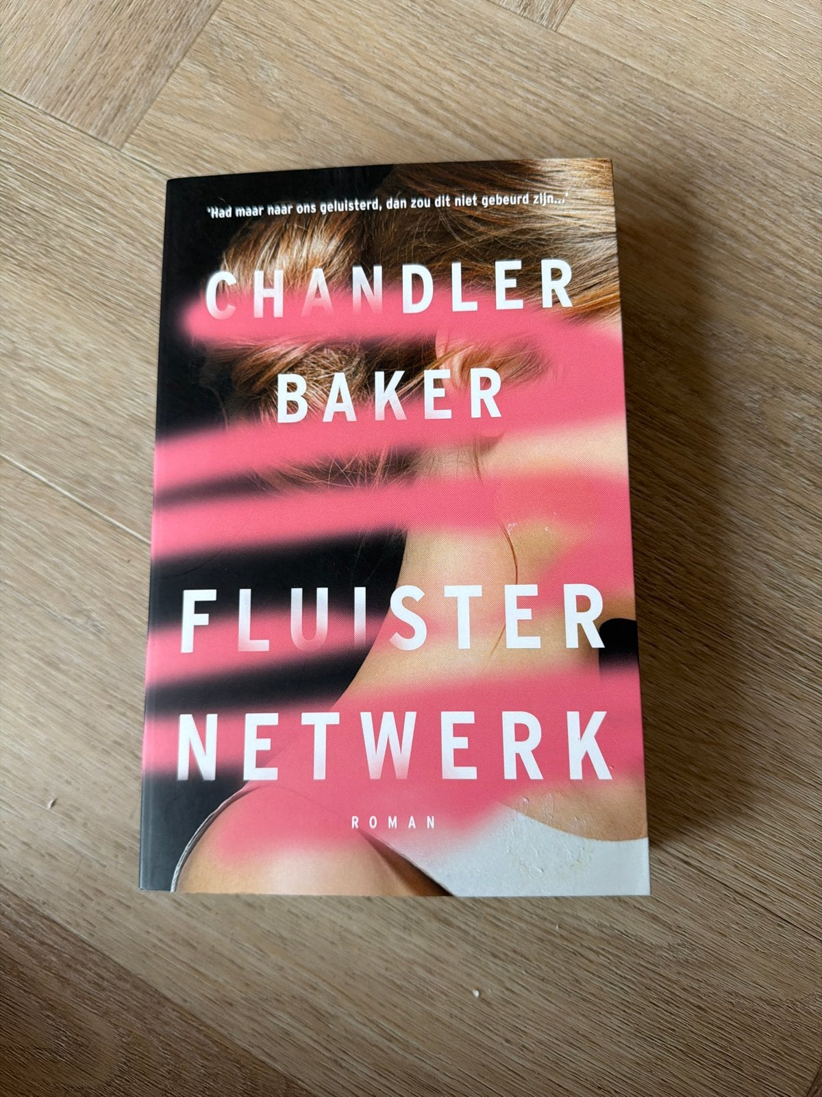 Fluisternetwerk - Chandler Baker (roman), Ophalen of Verzenden, Zo goed als nieuw, Wereld overig