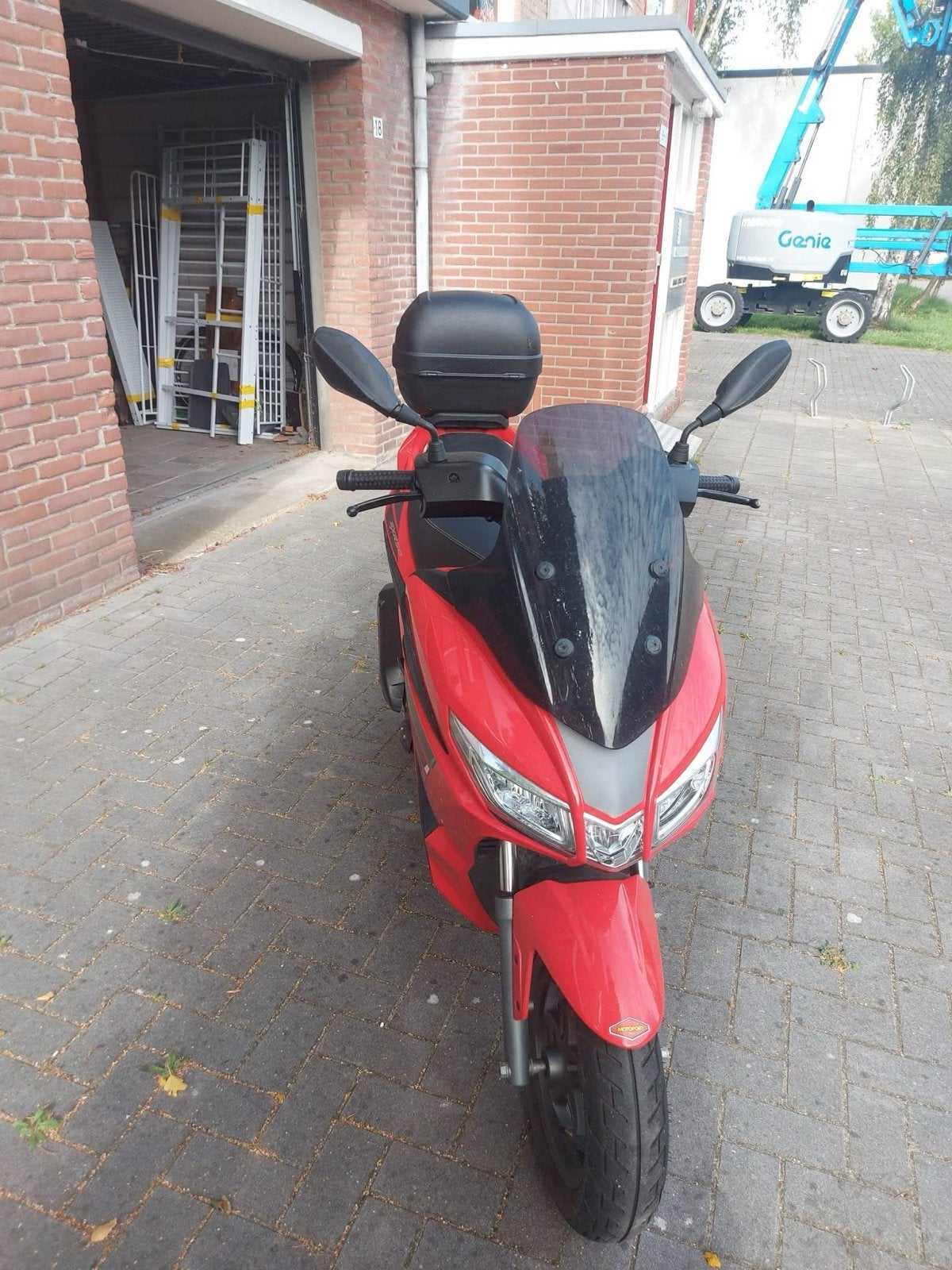 Aprilia SXR 50 - Zo goed als nieuw, inclusief accessoires!, Overige modellen, Maximaal 45 km/u, Ophalen of Verzenden, Zo goed als nieuw