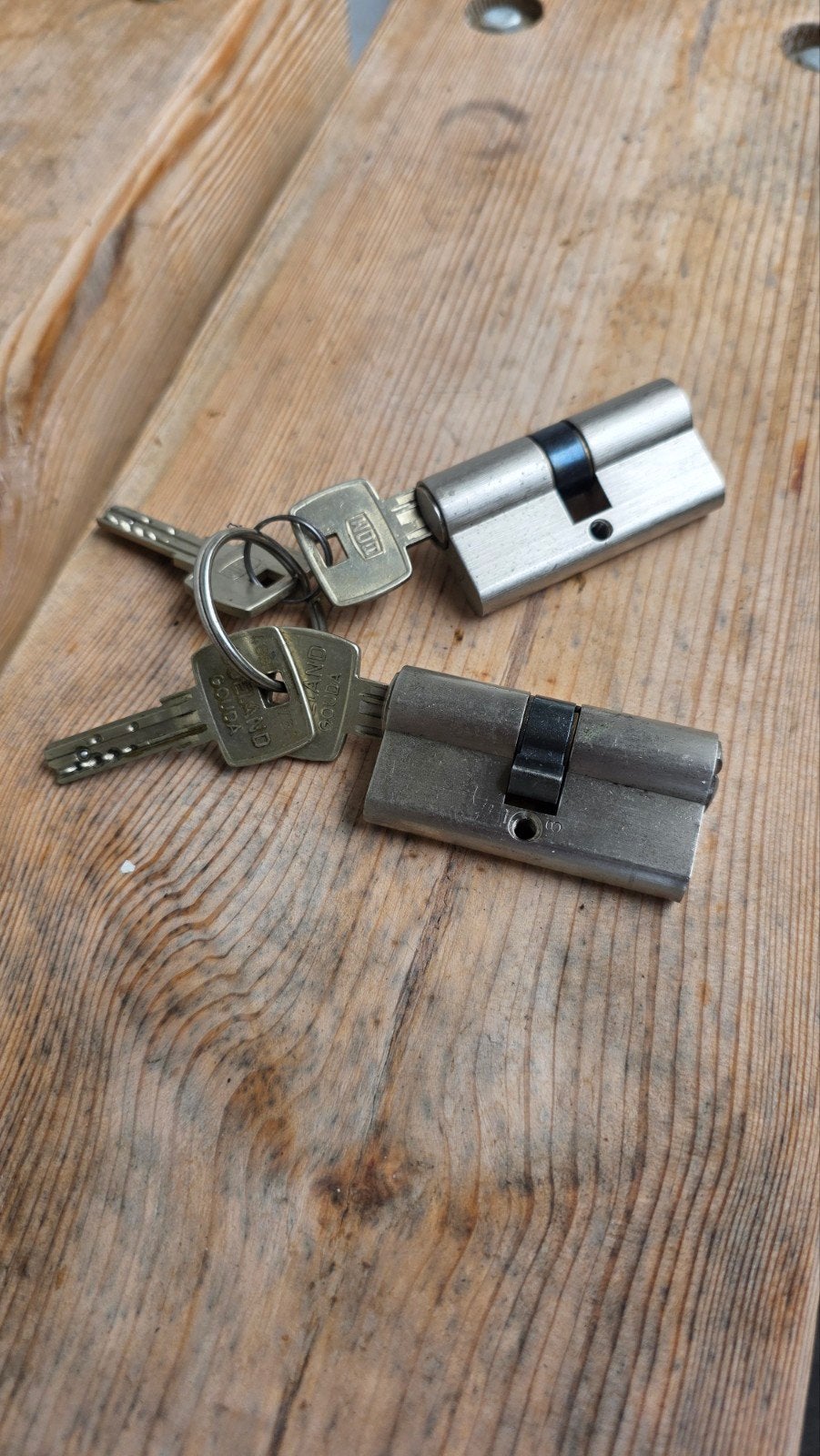 2 stuks DOM cilindersloten met 4 sleutels, Ophalen of Verzenden, Gebruikt, Rvs, Slot