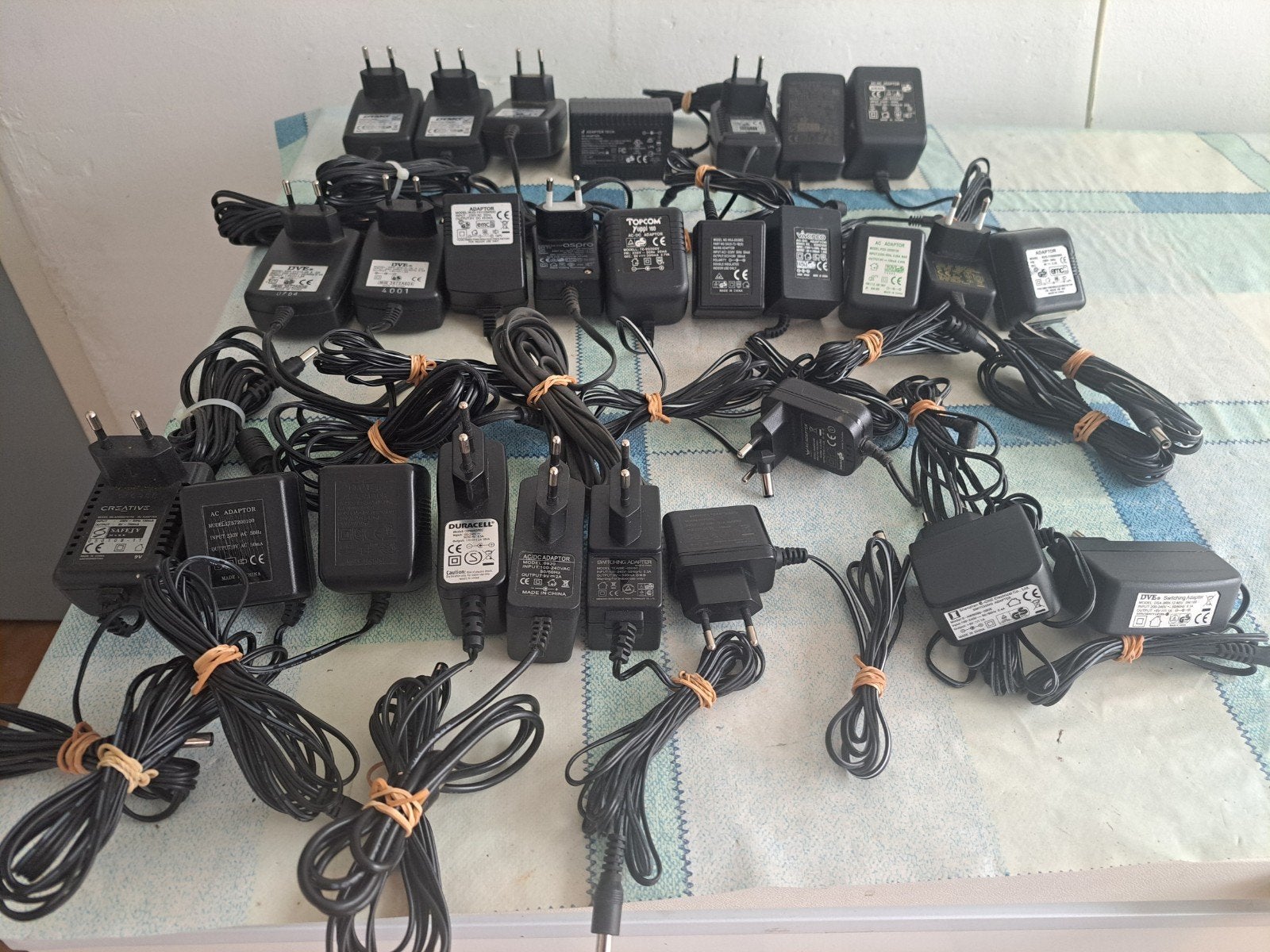 9 V Merk adapters, Ophalen of Verzenden, Zo goed als nieuw