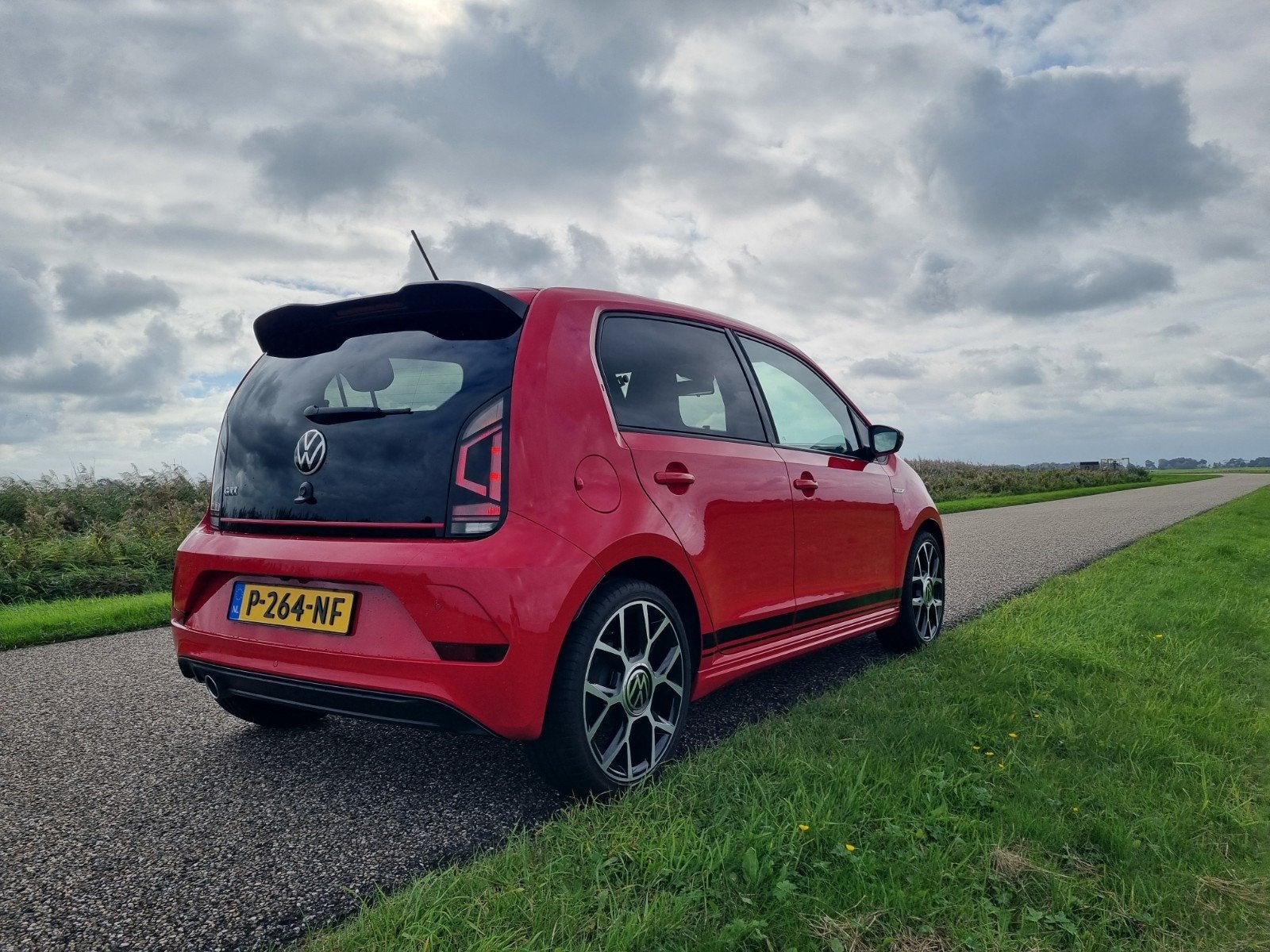 Volkswagen up! GTI 5 drs. 2022 Rood 16000 km 1e eig.!, Auto's, Voorwielaandrijving, 40 €/maand, 4 stoelen, Handgeschakeld