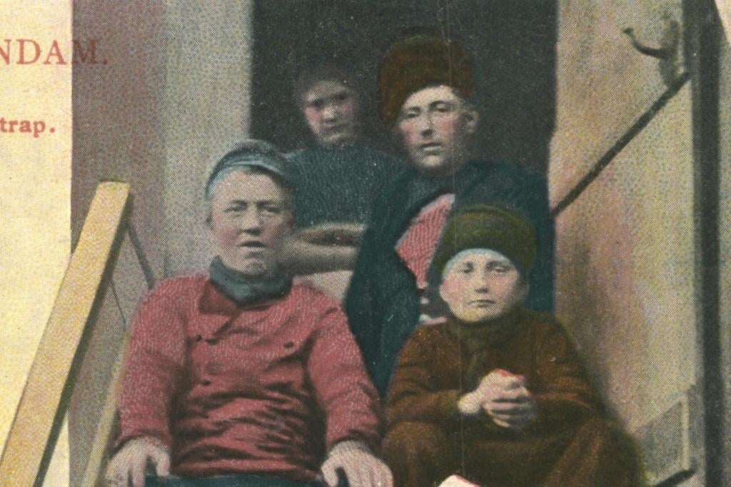992388 Volendam Op de Trap Nette oude kaart onbeschreven, Ophalen of Verzenden, 1920 tot 1940, Ongelopen, Noord-Holland