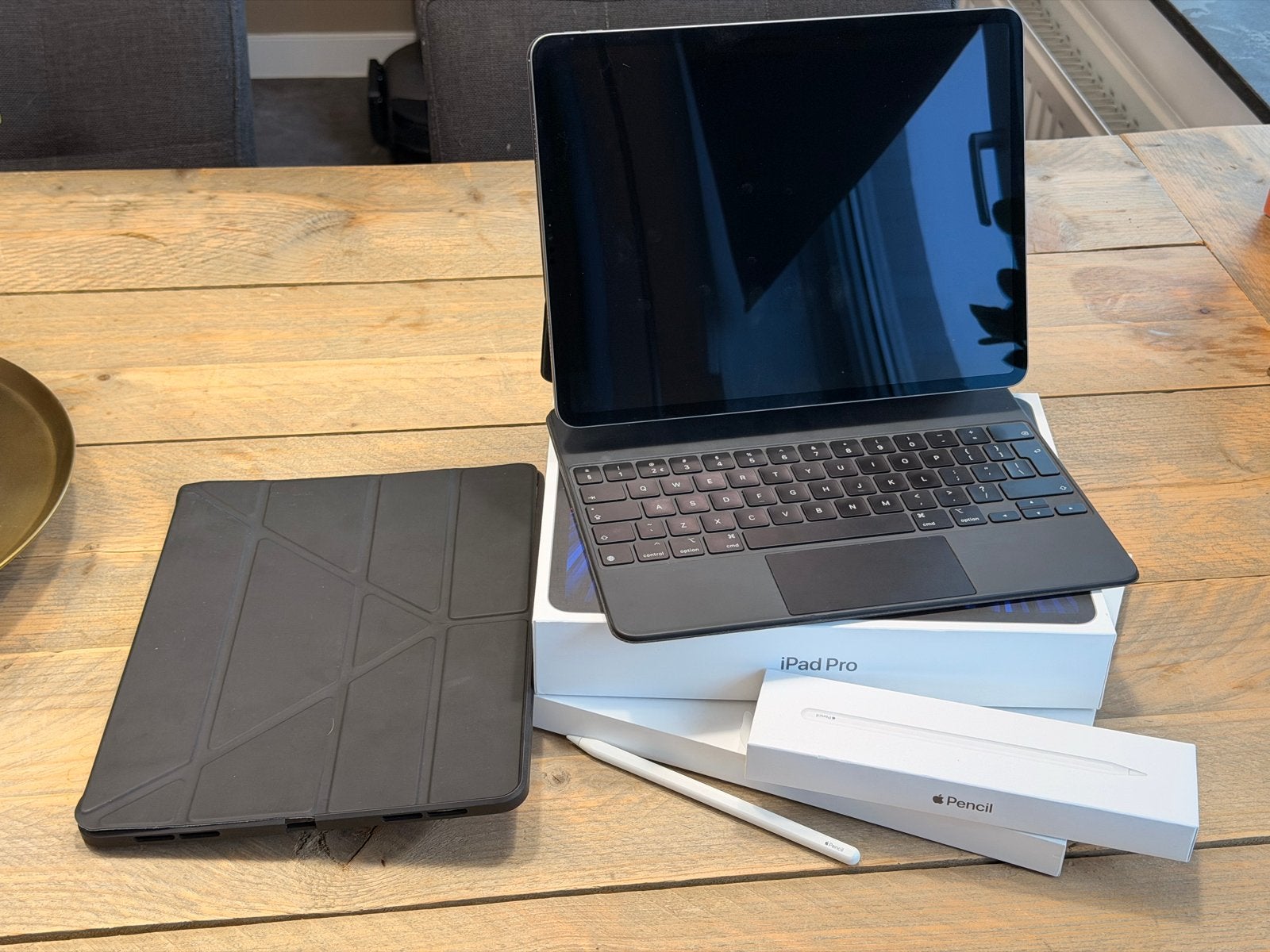 Foto 2 van iPad Pro M1 12,9" 128GB Space Gray + Magic Keyboard + Pencil