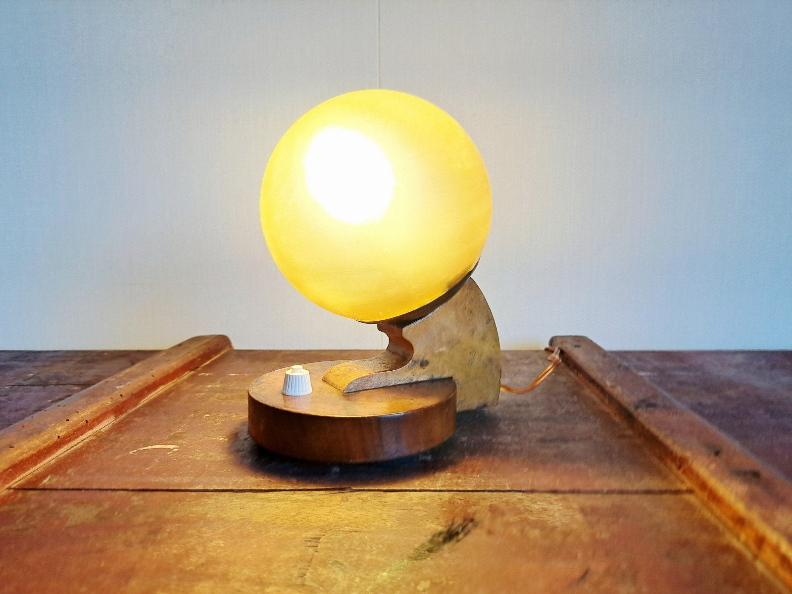 Prachtige Art Deco Tafellamp met Houten Voet en Glazen Bol, Antiek en Kunst, Ophalen of Verzenden