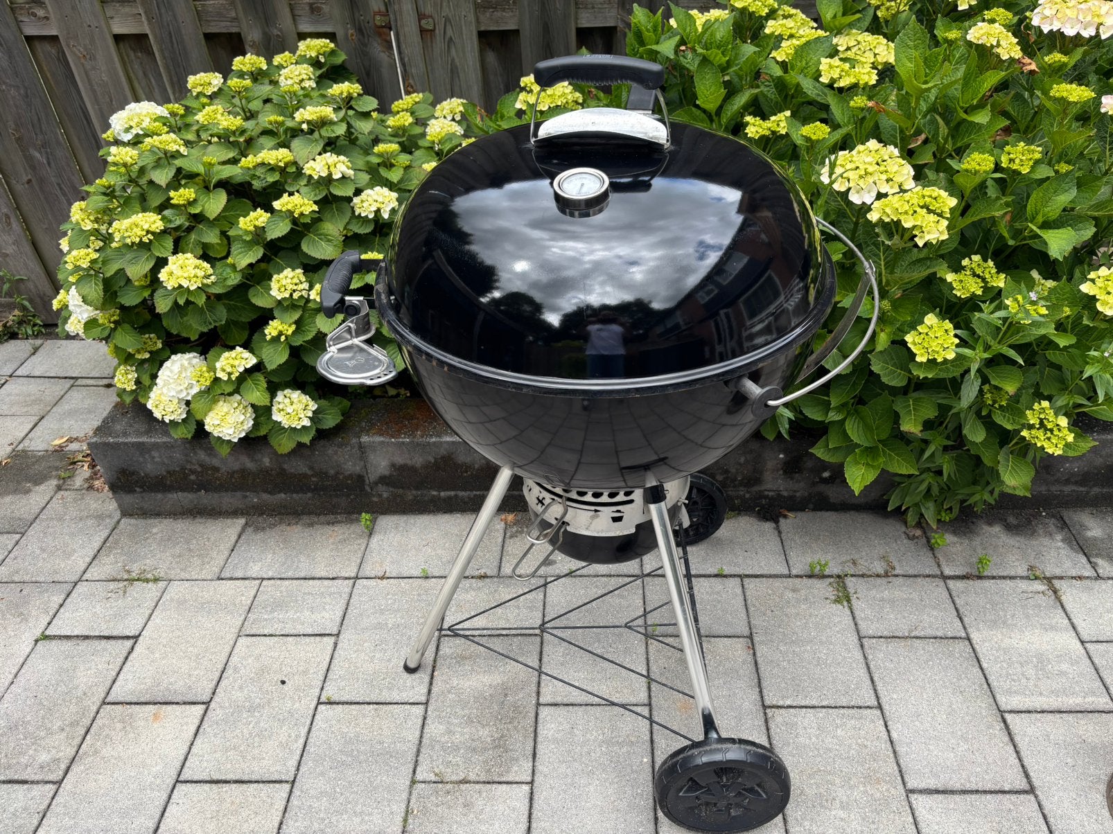 Weber mastertouch 57cm, Tuin en Terras, Houtskoolbarbecues, Ophalen, Zo goed als nieuw