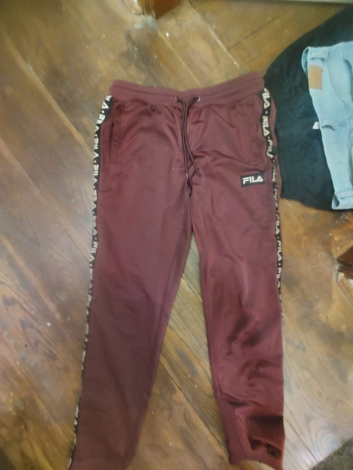 Fila joggingbroek bordeauxrood met logo streep, Maat 48/50 (M), Ophalen of Verzenden, Fila, Gedragen
