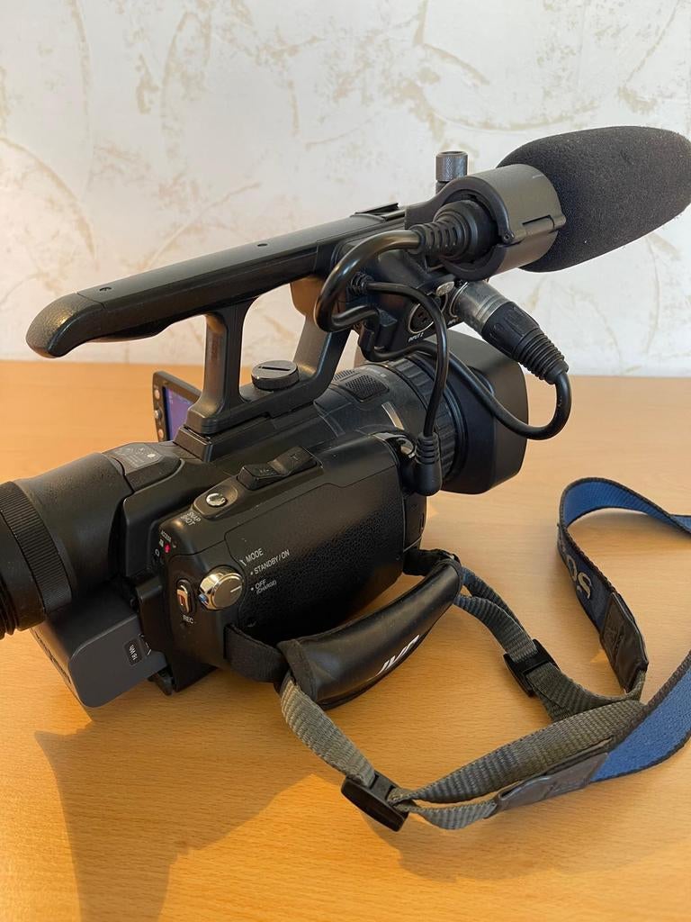Semi professionele camera JVC GY-HM 100 E 3CCD, COMPLETE SET, Audio, Tv en Foto, Videocamera's Digitaal, Zo goed als nieuw, Camera
