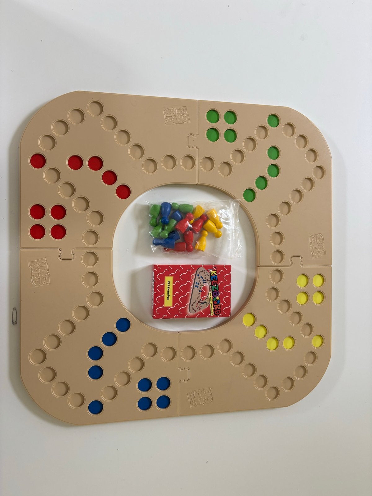 Keezen-Bordspel - Het Leukste Gezelschapsspel!, Drie of vier spelers, Ophalen of Verzenden, Zo goed als nieuw, Reisspel