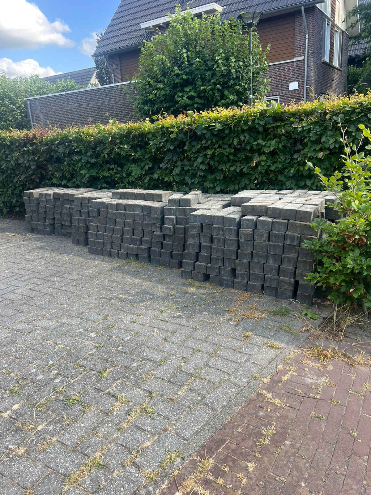 Gratis ca 18 m2 grijze betonklinkers 20.5x10.2x8 cm, Ophalen, Gebruikt, Overige typen, 10 m² of meer