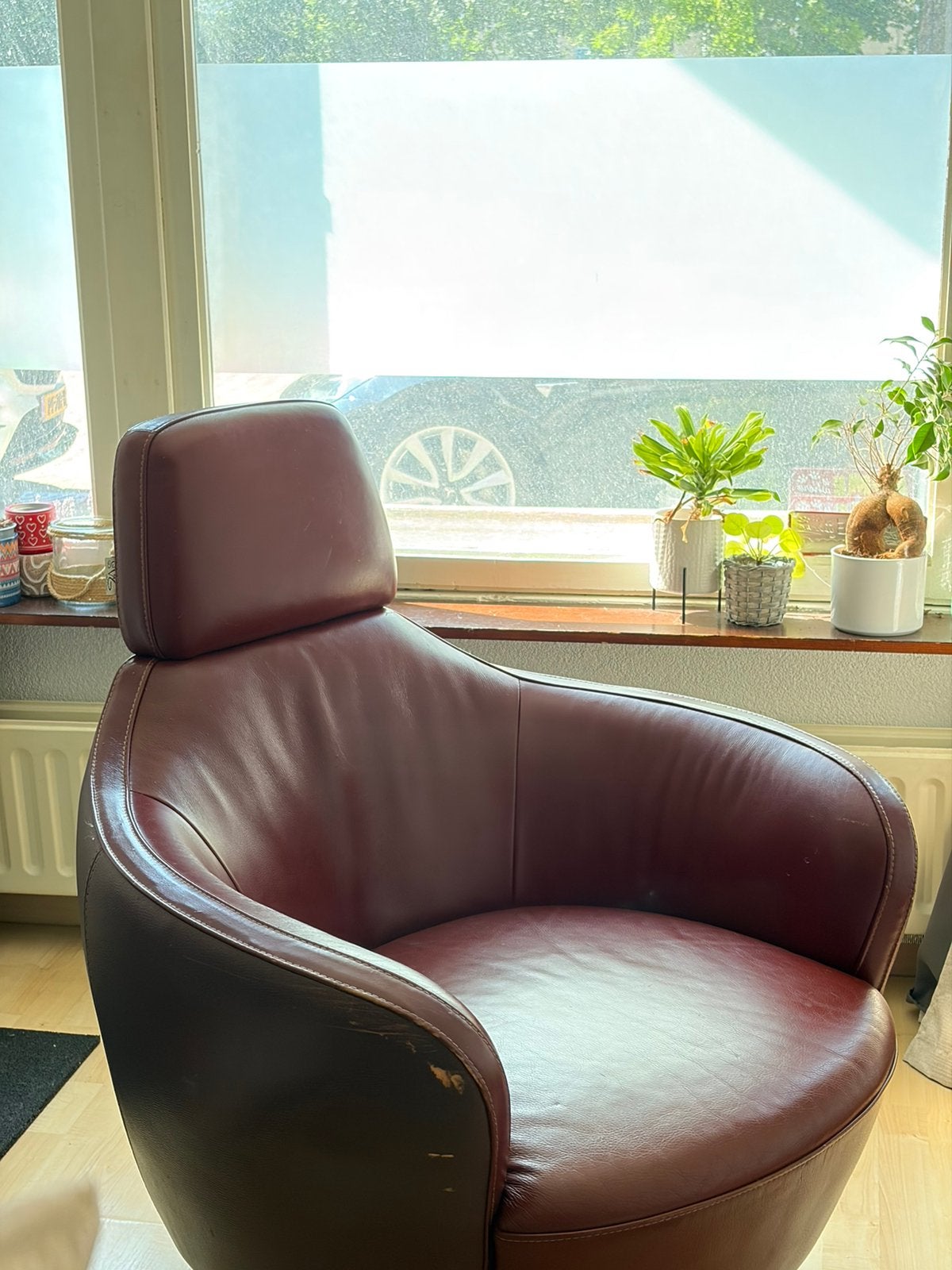 Leren stoel - donder rood - designer, Huis en Inrichting, Stoelen, Ophalen, Zo goed als nieuw, Leer, Eén