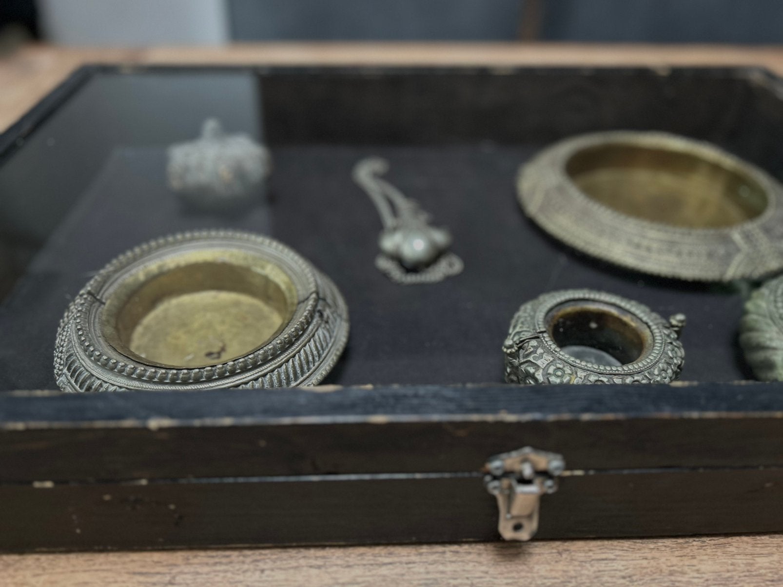 Vitrine kastje toonbankkast pronkast sober sleets imperfect, Ophalen of Verzenden