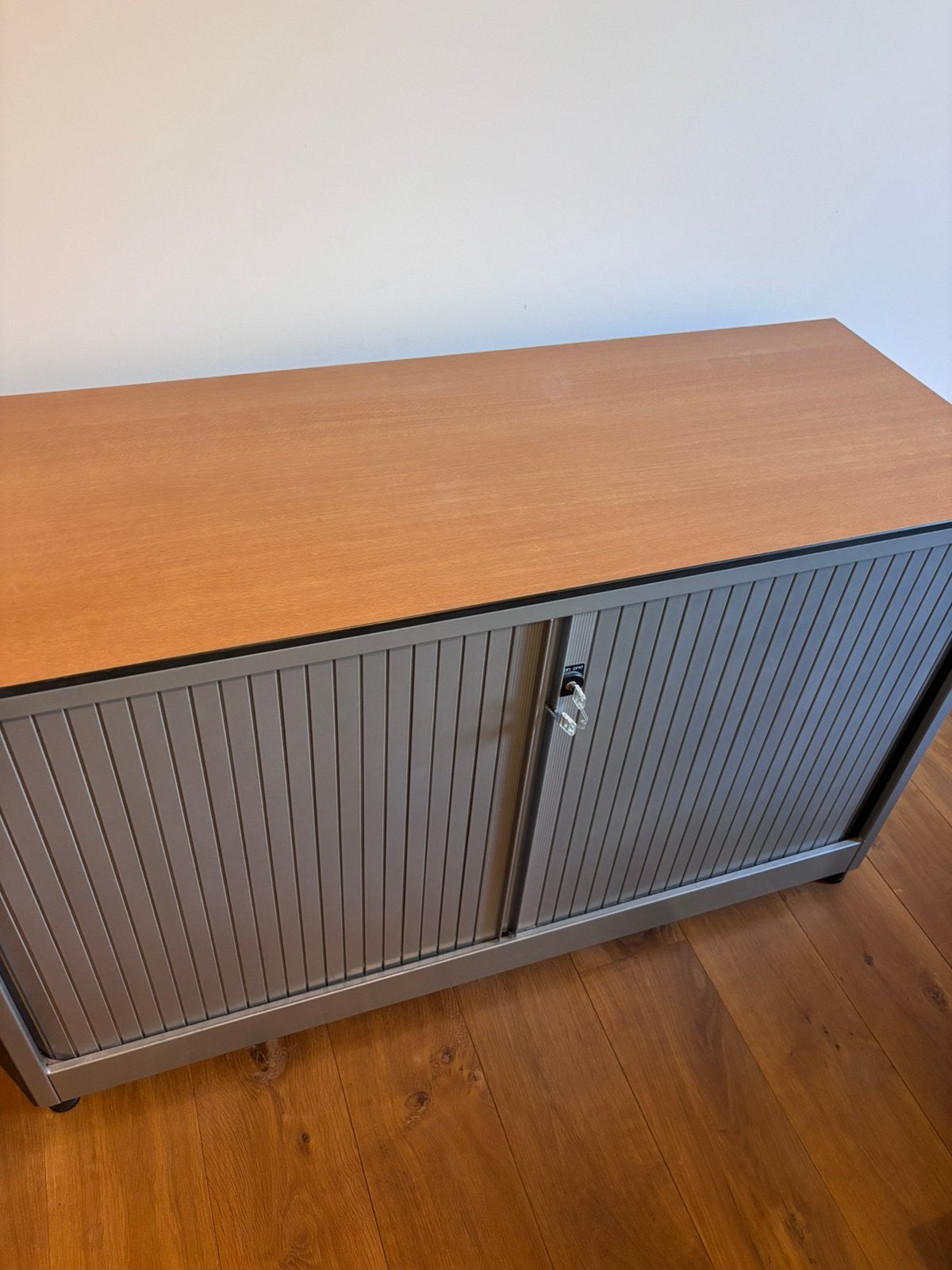Ahrend stalen roldeurkast / archiefkast / opbergkast, Ophalen, 100 tot 150 cm, Zo goed als nieuw, Met slot